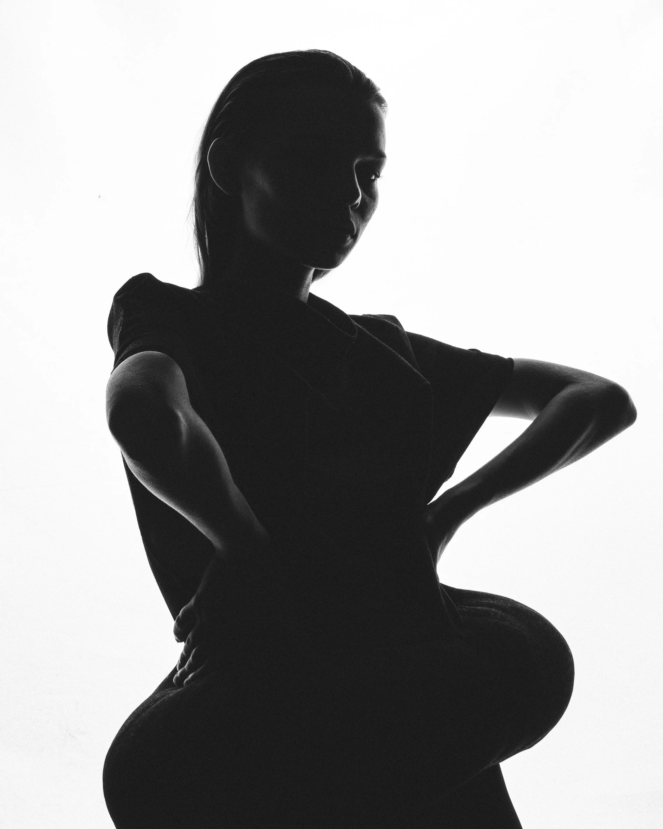 Silhouette "Bouée" en clair-obscur mettant en valeur les formes sculpturales et la recherche volumétrique développées par Louise Aguilar.