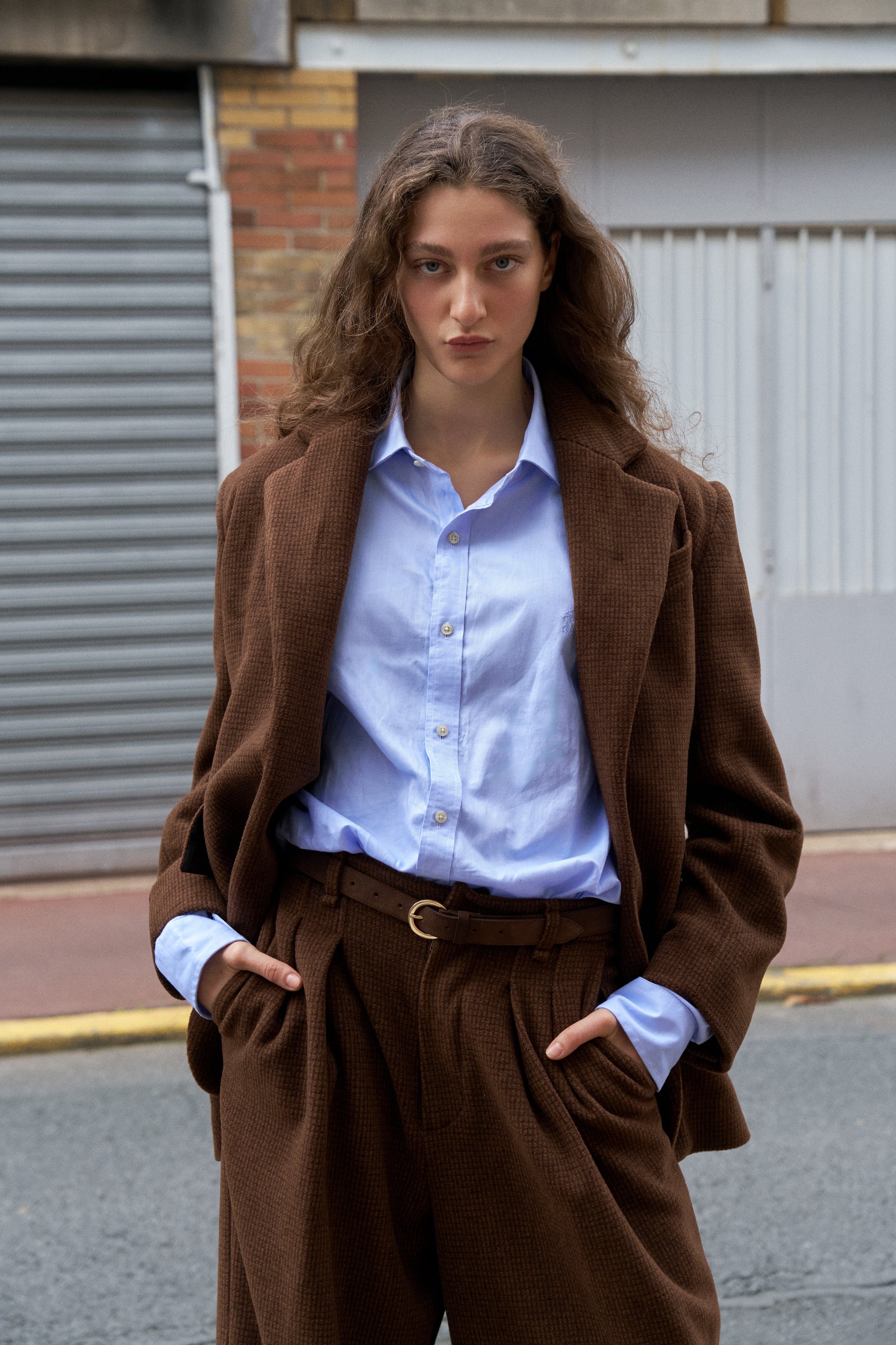 "L' ensemble tailleur" oversize marron conçu par Louise Aguilar, associant tailoring contemporain, volumes généreux et inspiration du vestiaire masculin.