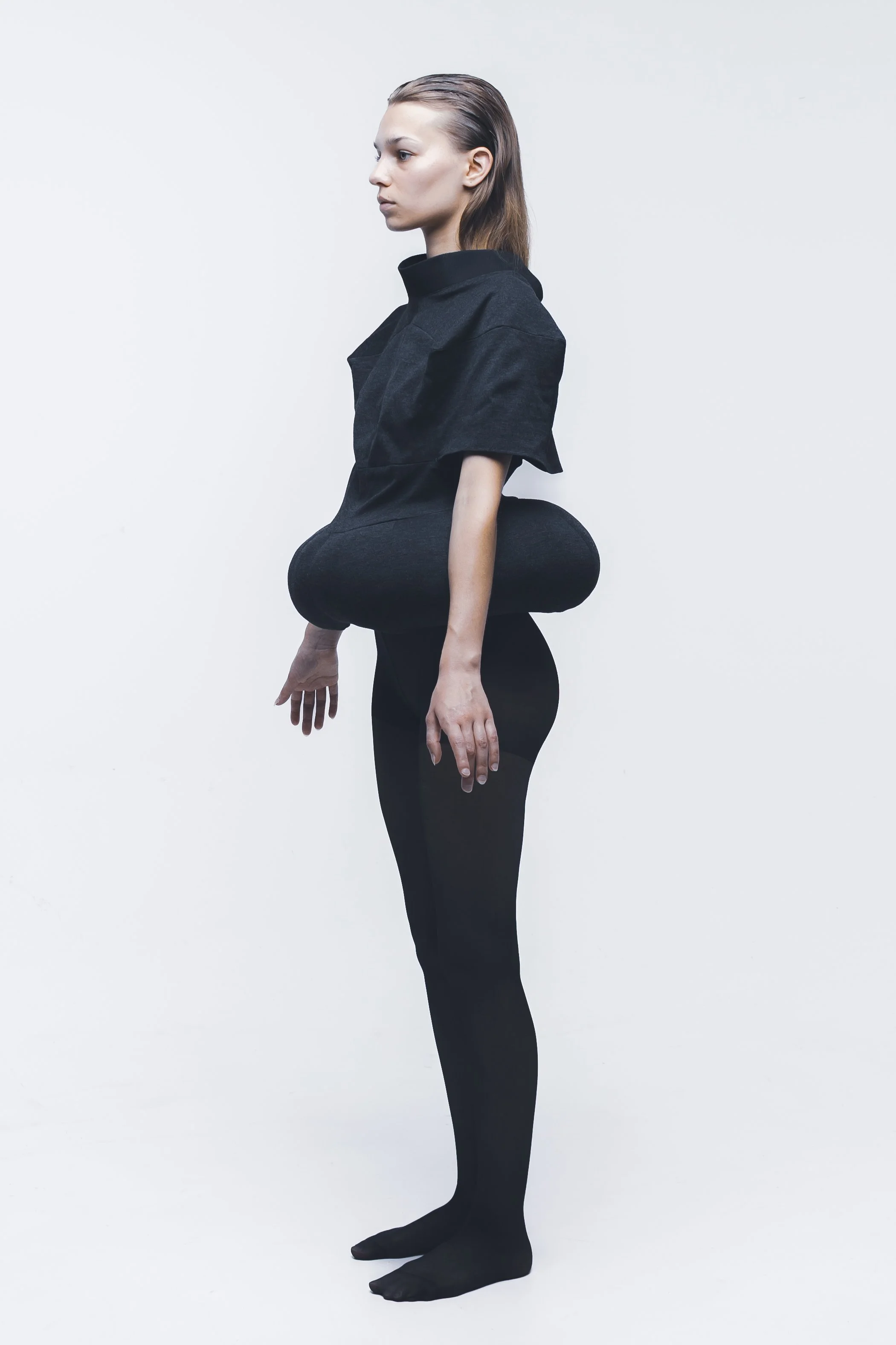 Silhouette "Bouée" noire créée par Louise Aguilar, caractérisée par un volume circulaire structuré à la taille et une construction minimaliste.
