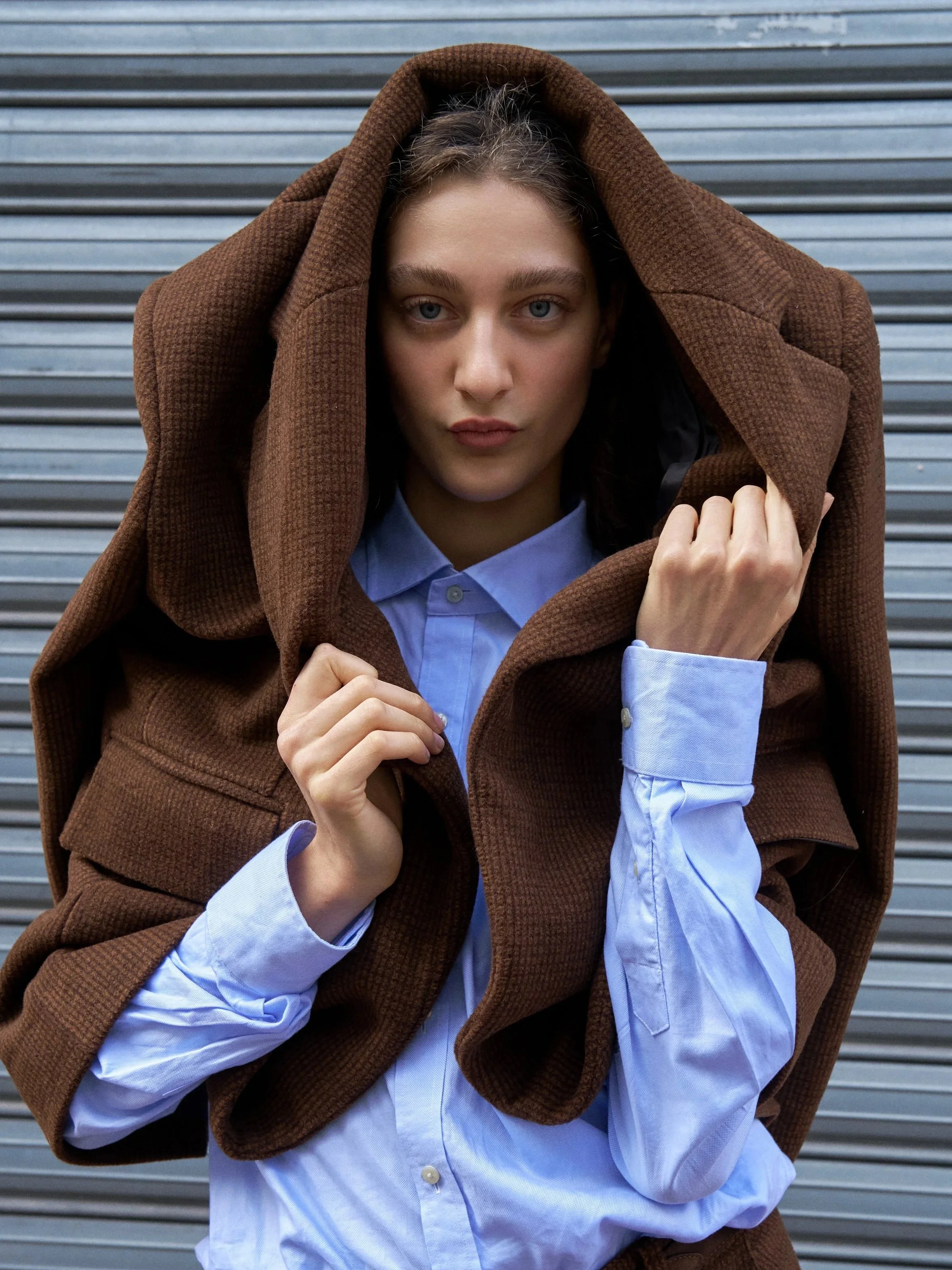 "L' ensemble tailleur" oversize marron conçu par Louise Aguilar, associant tailoring contemporain, volumes généreux et inspiration du vestiaire masculin.