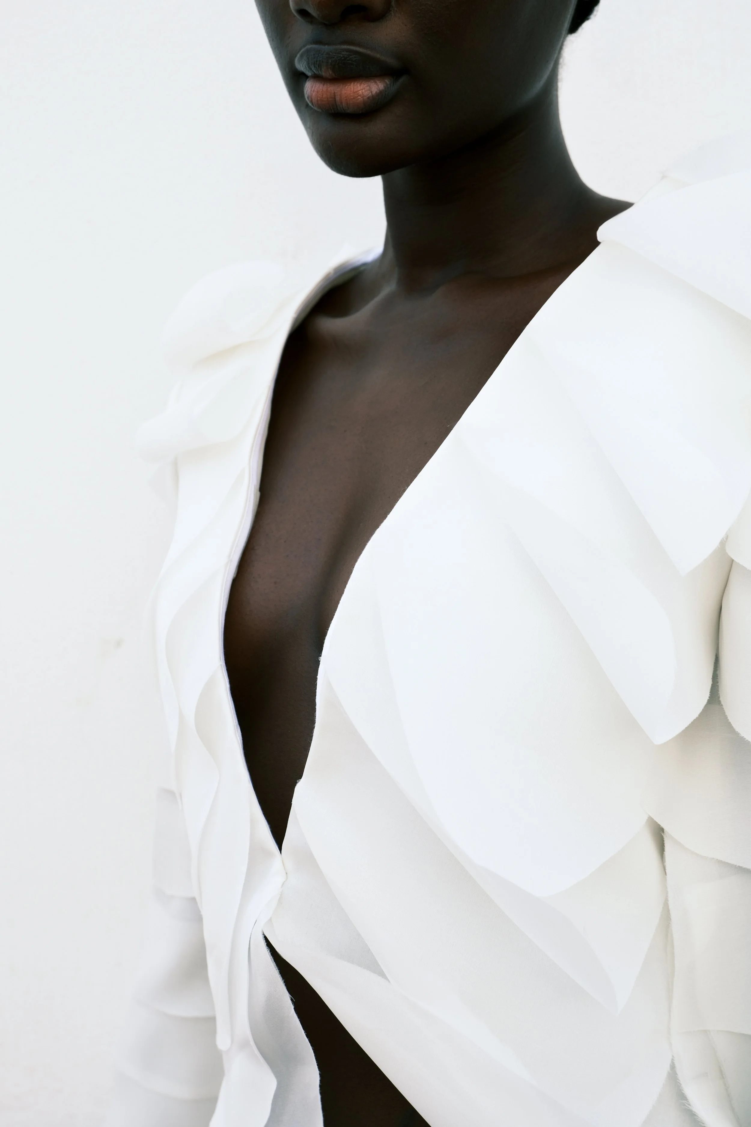 Détail de la création "Pétale" blanche texturée signée Louise Aguilar, composée de superpositions organiques évoquant des pétales.