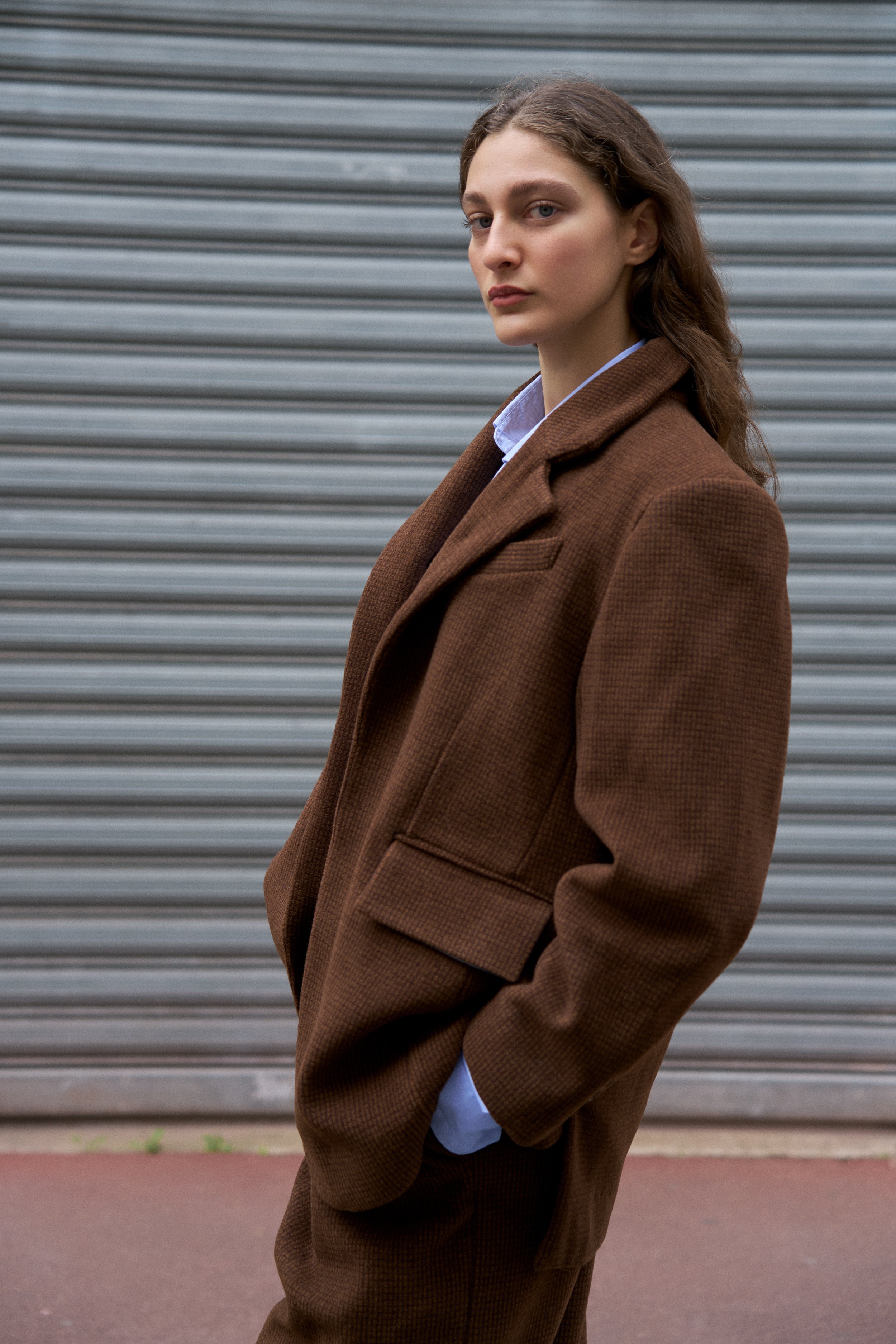 "L' ensemble tailleur" oversize marron conçu par Louise Aguilar, associant tailoring contemporain, volumes généreux et inspiration du vestiaire masculin.