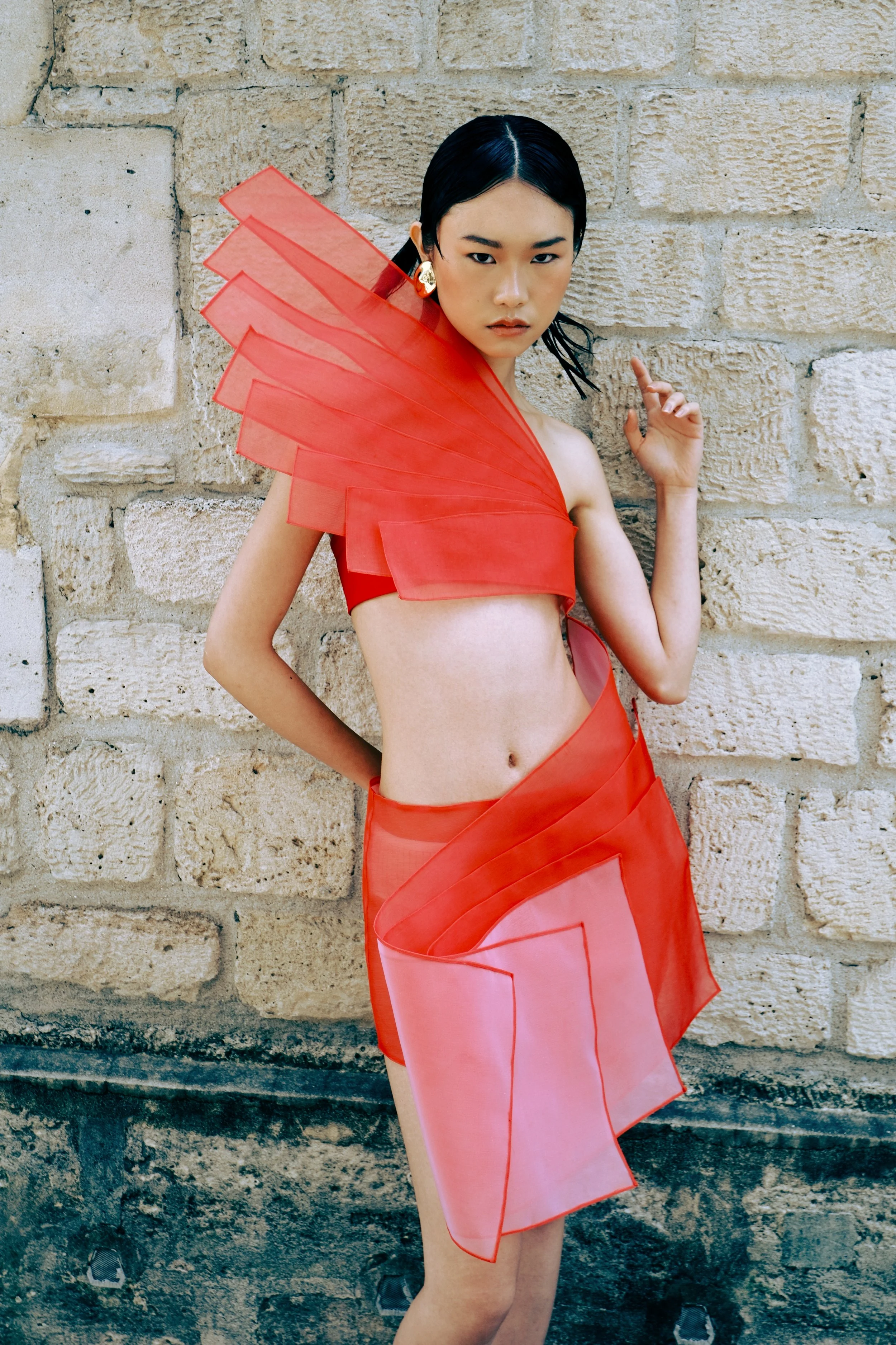 Ensemble sculptural "Éventail Vermillon" rouge translucide en organza réalisé par Louise Aguilar, composé de volumes géométriques inspirés de l'art cinétique.