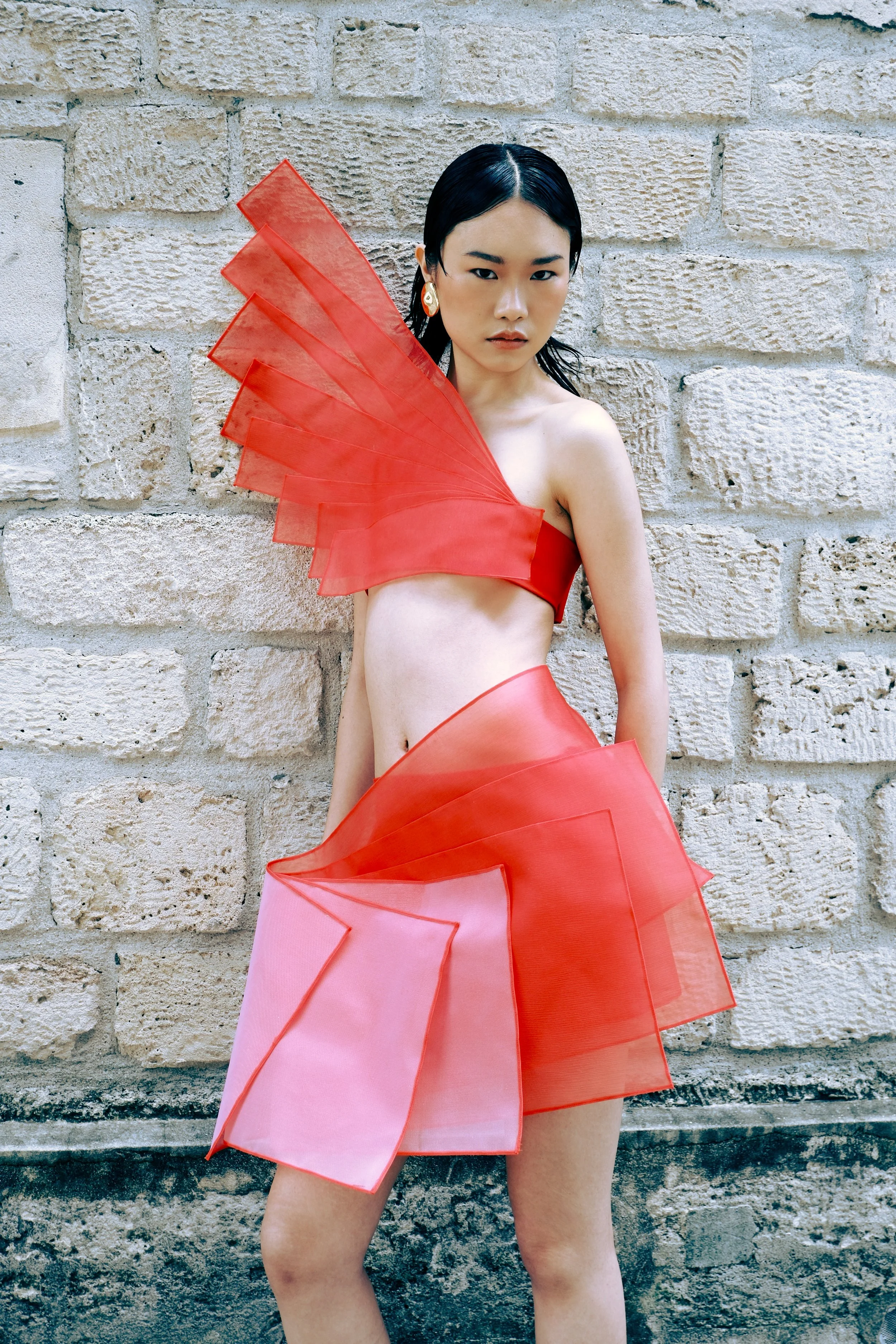 Ensemble "Éventail Vermillon" sculptural rouge translucide en organza réalisé par Louise Aguilar, composé de volumes géométriques inspirés de l'art cinétique.