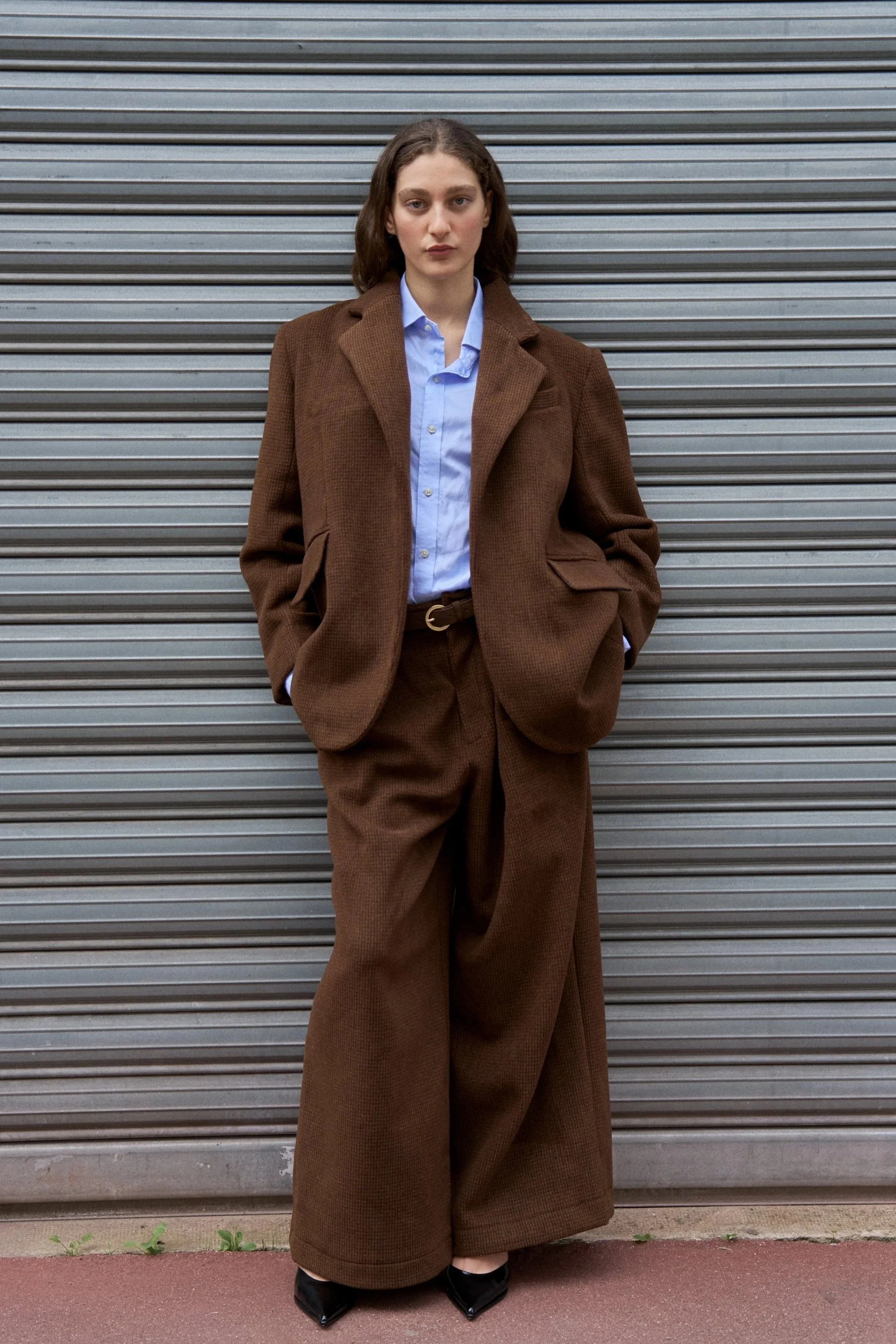 "L' ensemble tailleur" oversize marron conçu par Louise Aguilar, associant tailoring contemporain, volumes généreux et inspiration du vestiaire masculin.