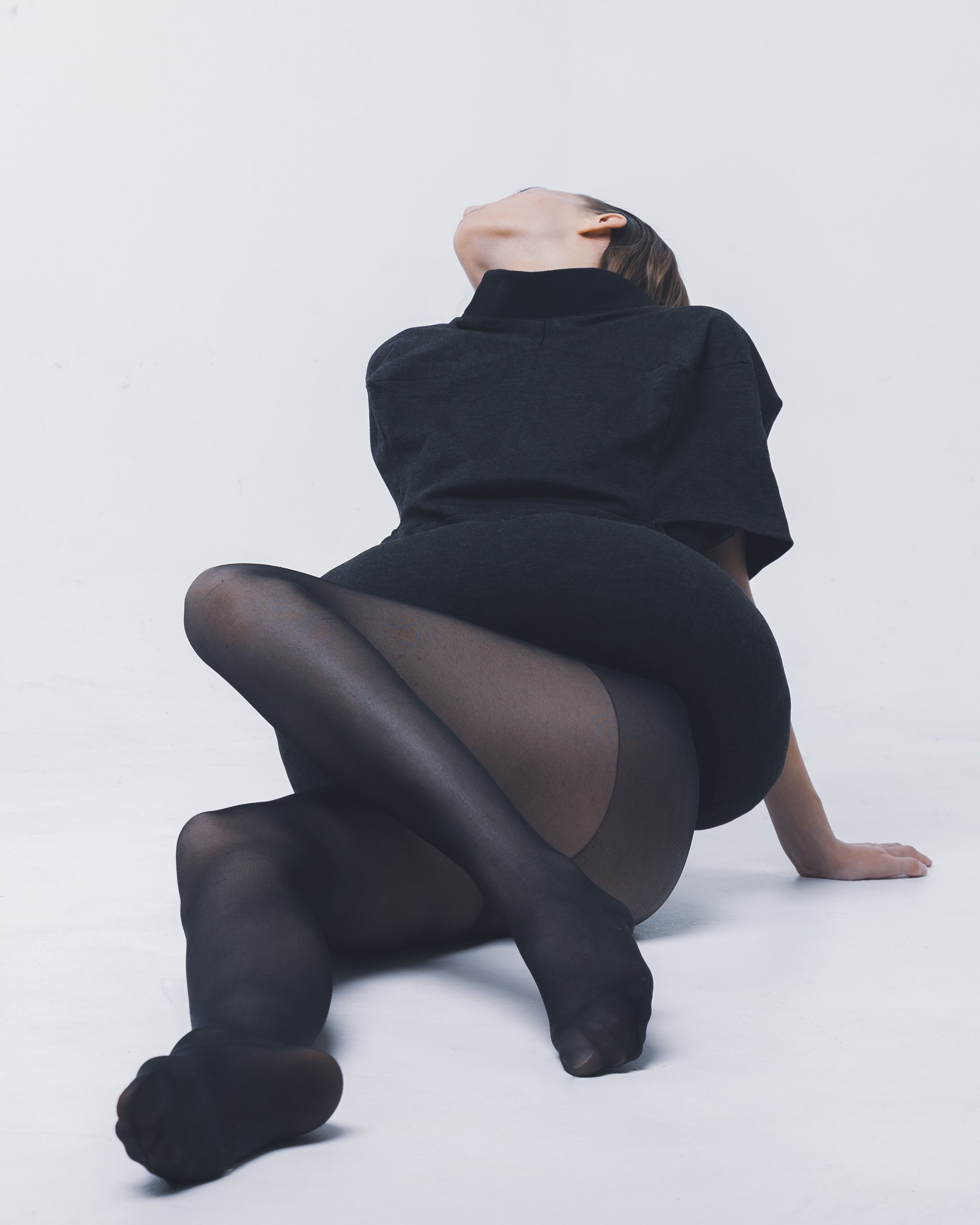 Silhouette "Bouée" noire créée par Louise Aguilar, caractérisée par un volume circulaire structuré à la taille et une construction minimaliste.