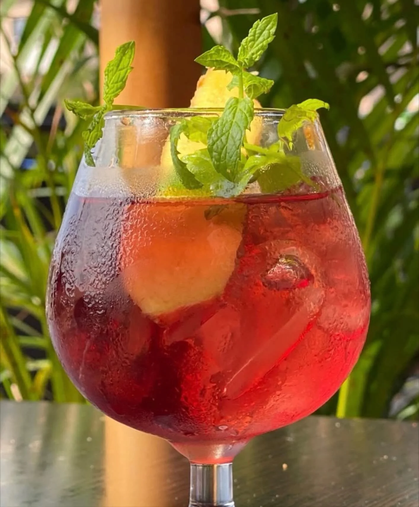 ☀️🌴 AW fredag den 22 maj fr&aring;n 15 🌴☀️ 

Vi v&auml;lkomnar sol &amp; v&auml;rme med en riktig fredagsaw!
Gott i glasen &amp; sommarvajbs utlovas🥂🎉🌴
Kom och h&auml;ng med oss! Hj&auml;rtligt v&auml;lkomna😎
#drink #aw #uteservering #vaxholm #
