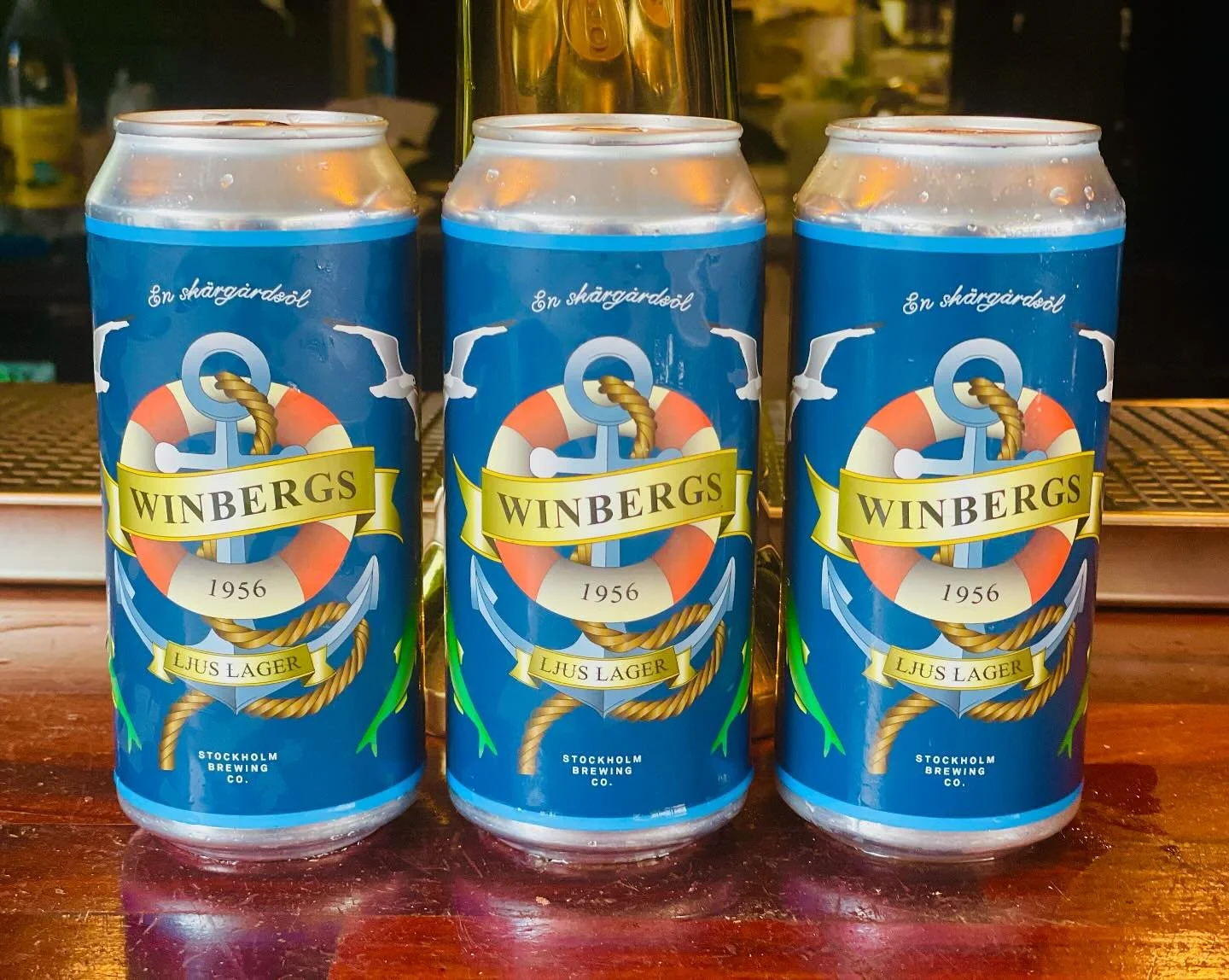 Vi har f&aring;tt till&ouml;kning i sortimentet 🤩
✨🍻 Winbergs&ouml;l🍻✨ En ljus lager👌
I samarbete med @stockholmbrewingco  och designad  av b&auml;sta @filippanorell ❣️
#&ouml;l #vaxholm #uteservering #sommar