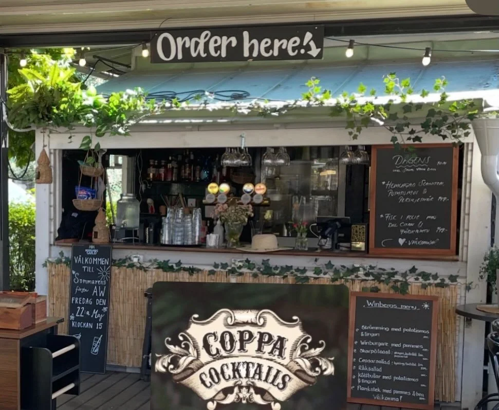 Fredag den 12 Juni s&aring; kommer Richard fr&aring;n QBN  och blandar smarriga sommardrinkar fr&aring;n Coppa🍹👌
Och DJ Hellkrull styr musiken
Allt f&ouml;r en riktig banger fredag!
Hj&auml;rtligt  v&auml;lkomna🌴🍹✨🌴