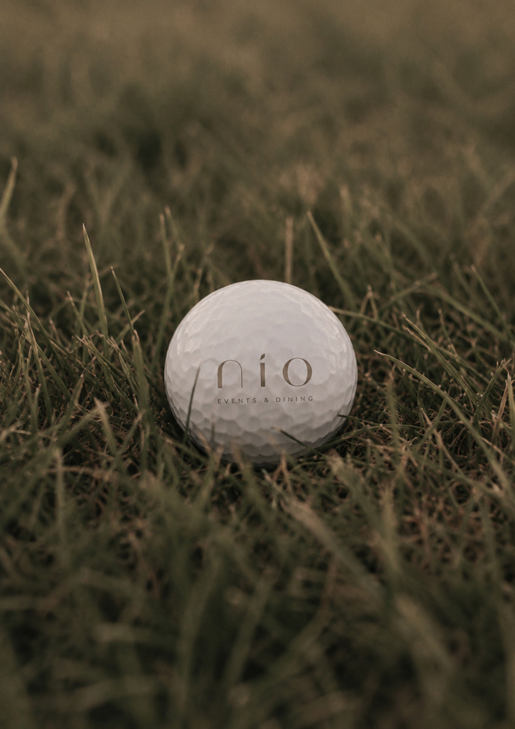 Golfball mit nio Events & Dining Logo.