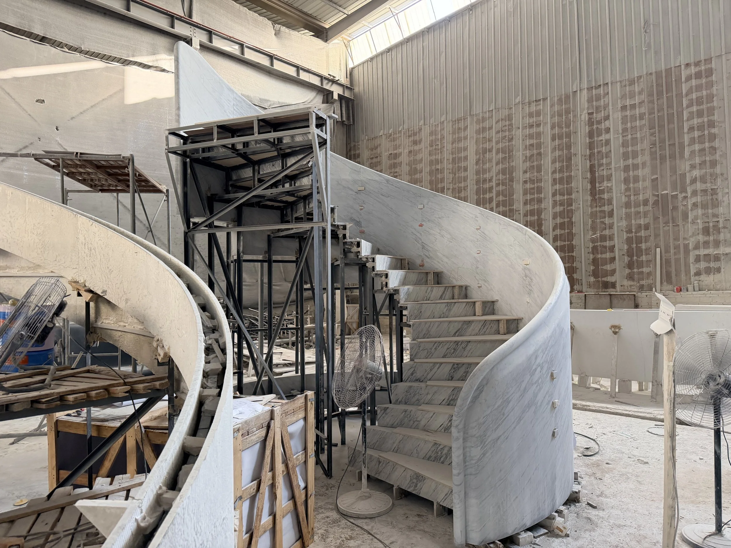A full-scale workshop assembly brings the staircase’s geometry, stone sections and supporting structure together.