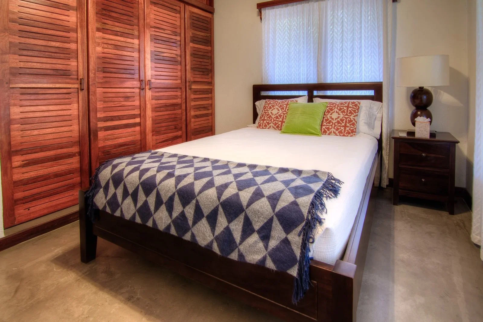 Bedroom 7 (House) 

Queen bedroom with shared bath.
Single: $2,800
Shared: $2,400 pp
