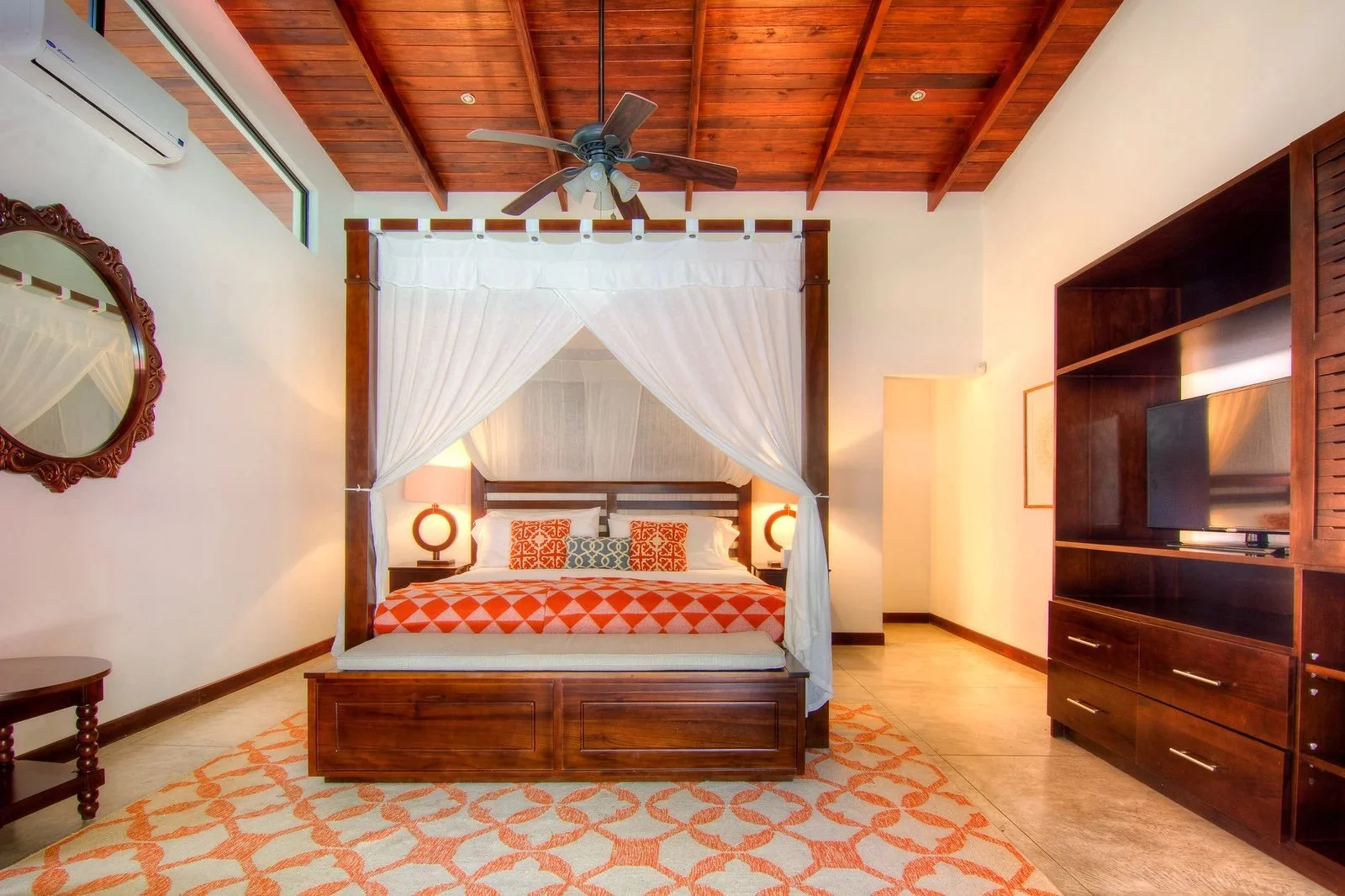 Bedroom 1 & 2 (Casita)

King casita + private bathroom.
Single: $3,800
Shared: $2,800 pp