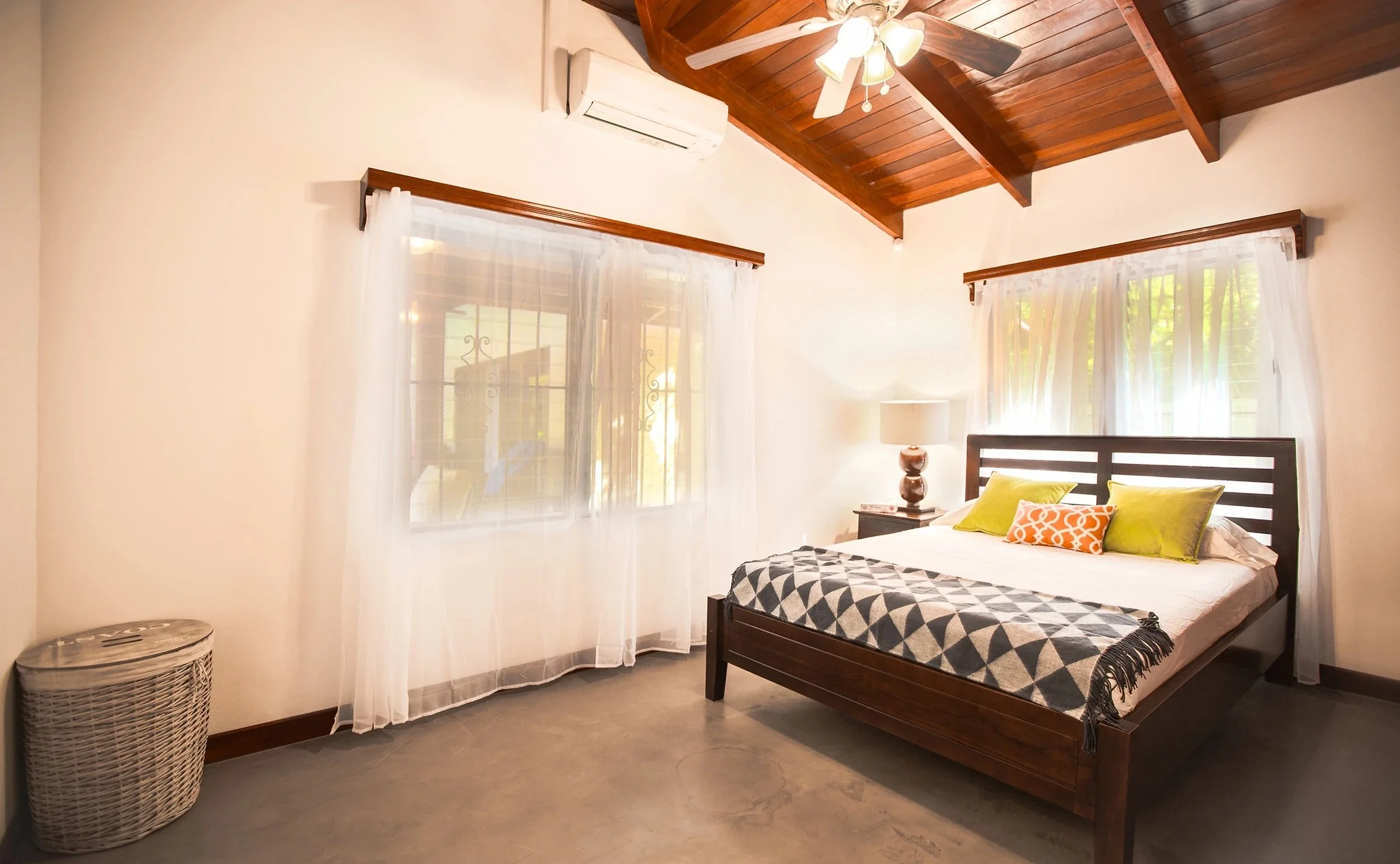Bedroom 6 (House) 

Queen bedroom with private bath.
Single: $3,400 
Shared: $2,400 pp

