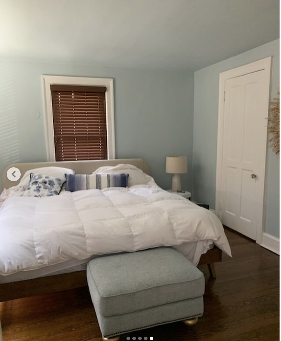 Bedroom #3

Queen bed blue room. Shared bathroom.
$1200 solo or $800 shared. 