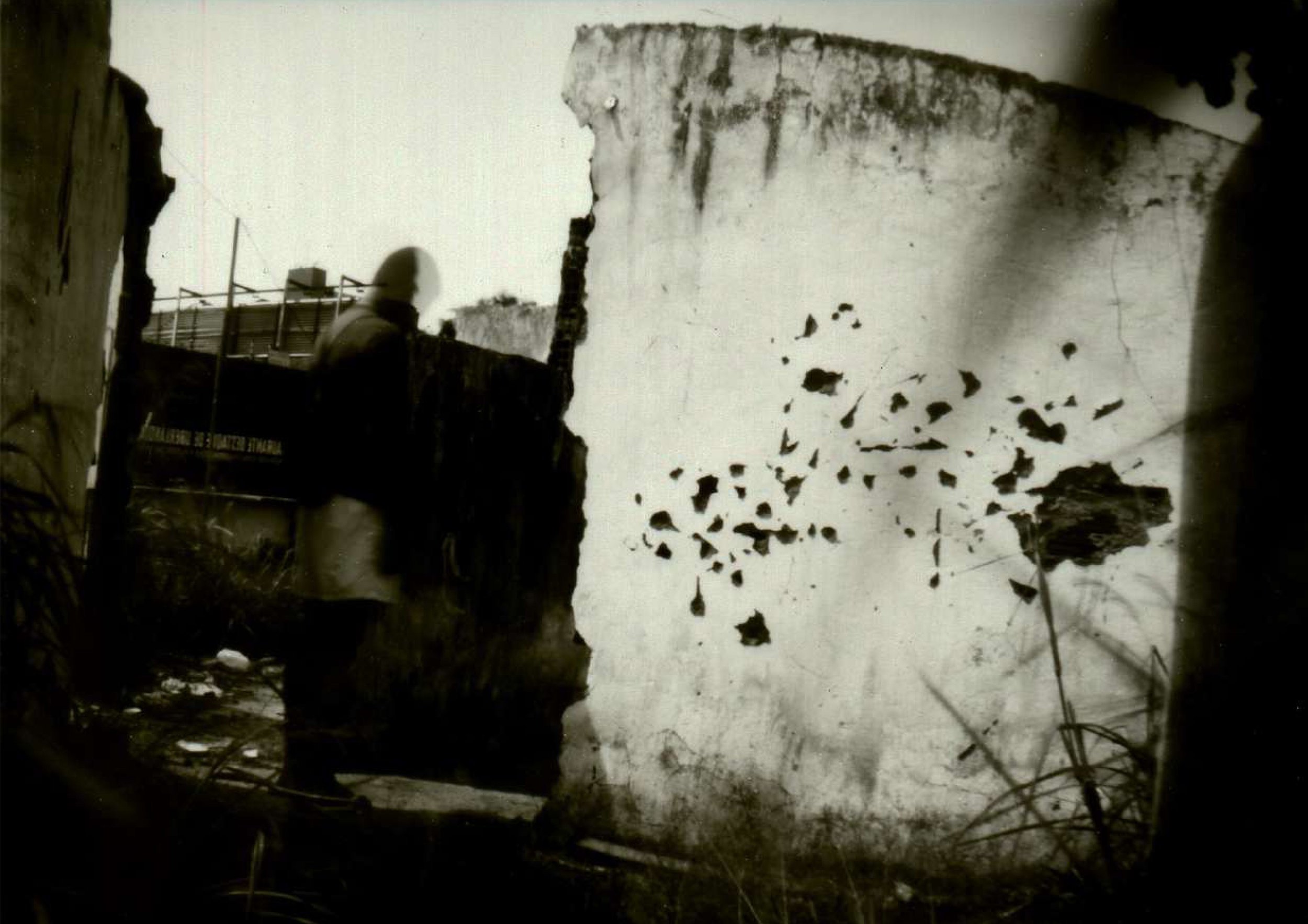 Sem Título (2024). Fotografia pinhole/ câmera de orifício, p/b, invertida digitalmente e impressa sobre 3 minutos de exposição 21 x 29,7 cm.
