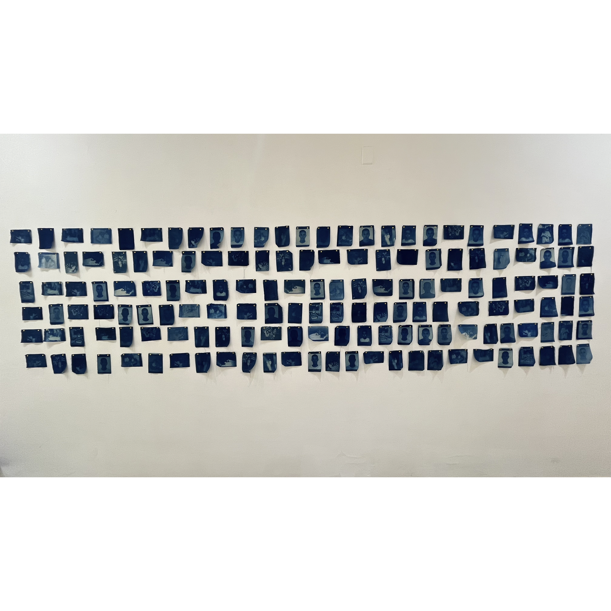 Nossa casa é o encontro de todas as nossas histórias (2025). Cianotipia sobre algodão, 145 x 340 cm.