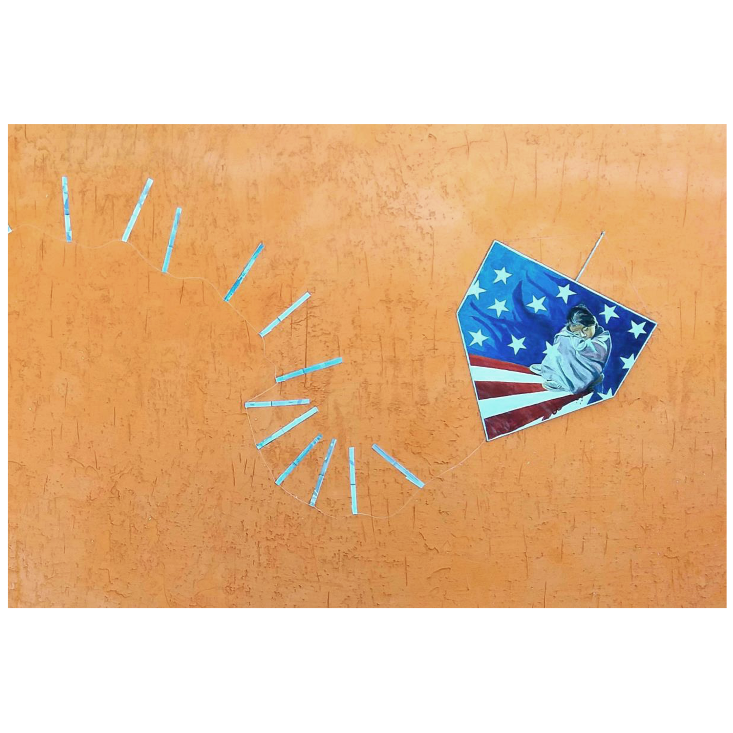 American Dream (2022). Óleo sobre Kraft e retalhos de fotocópia de passaporte americano, 53 x 38cm e 3m de rabiola.