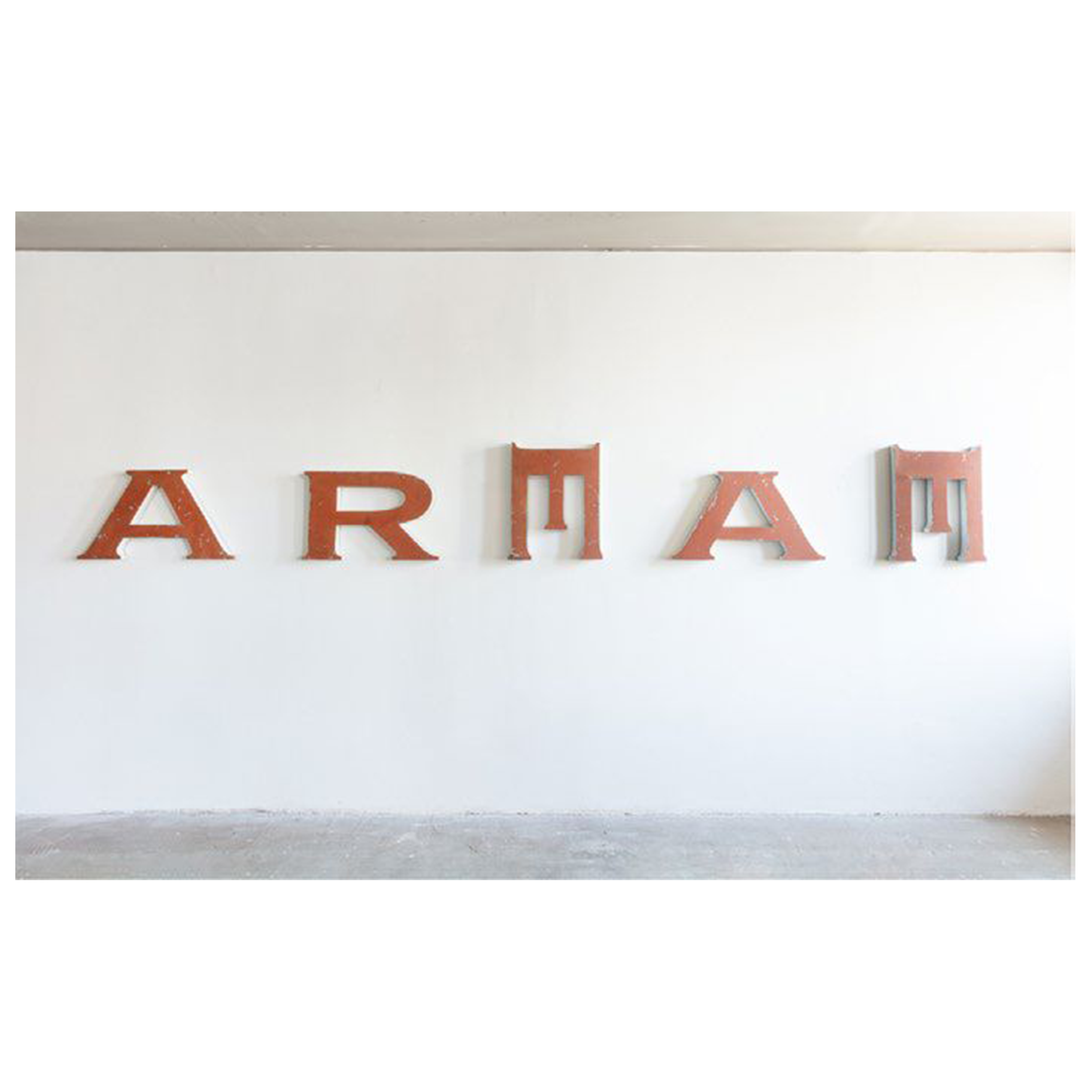 Armam (2020). Instalação. 400 x 50 cm. Letras-caixas antigas de alumínio coletadas em caminhadas do artista pelas ruas de Goiânia, durante o período de isolamento social em virtude da pandemia de COVID-19. 