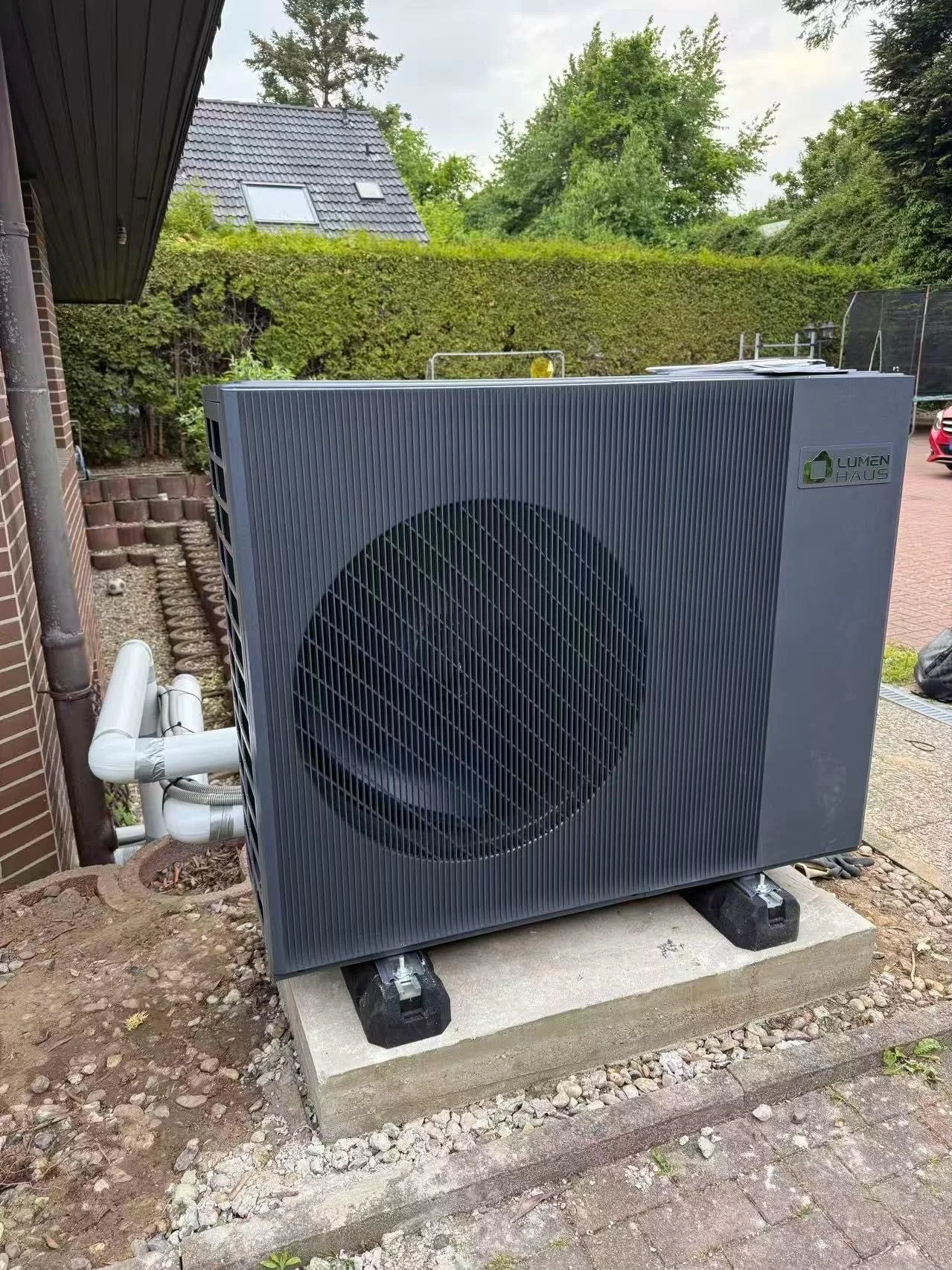 Luft-Wasser-Wärmepumpe am Einfamilienhaus in Bielefeld
