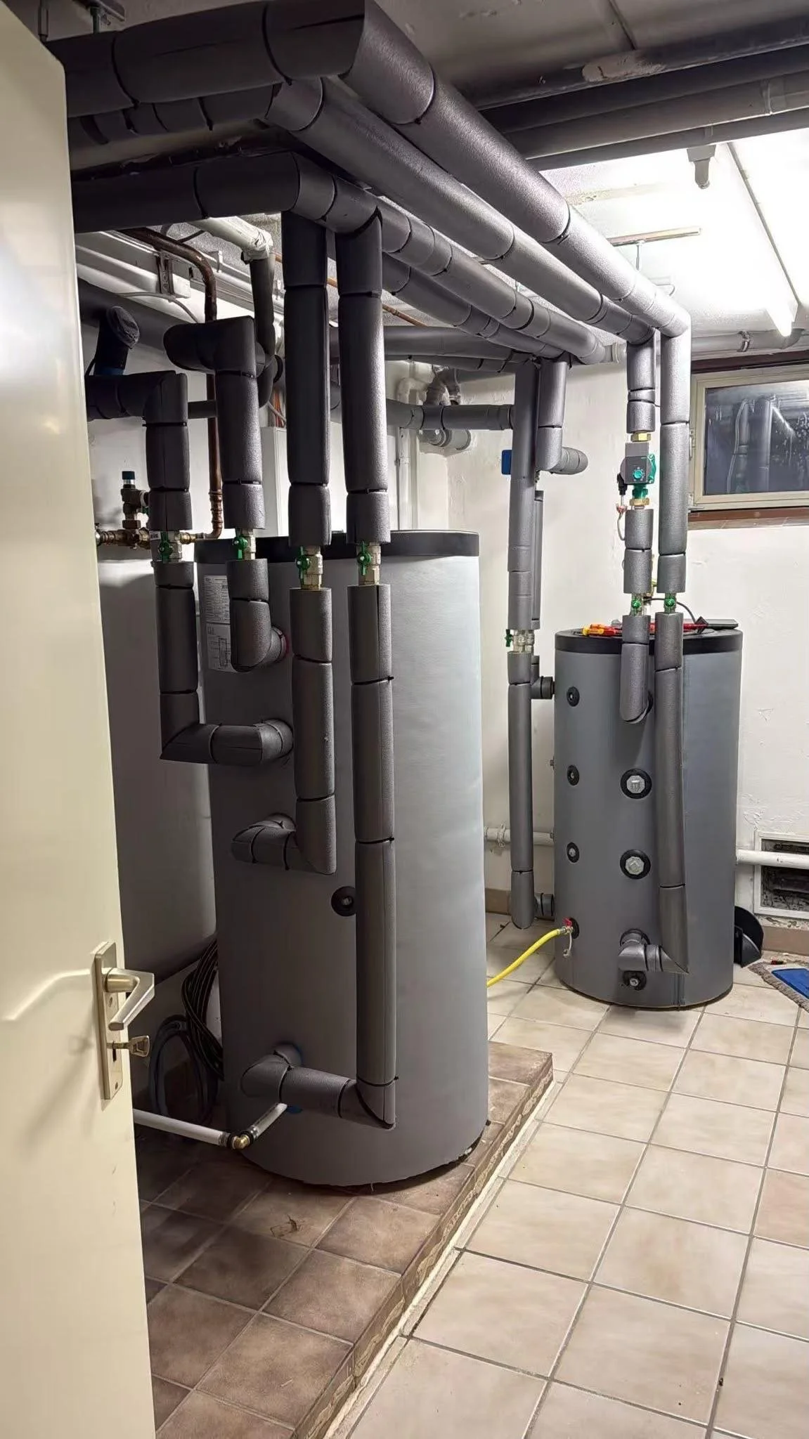 Technikraum einer Luft-Wasser-Wärmepumpe mit Warmwasserspeicher in Bielefeld