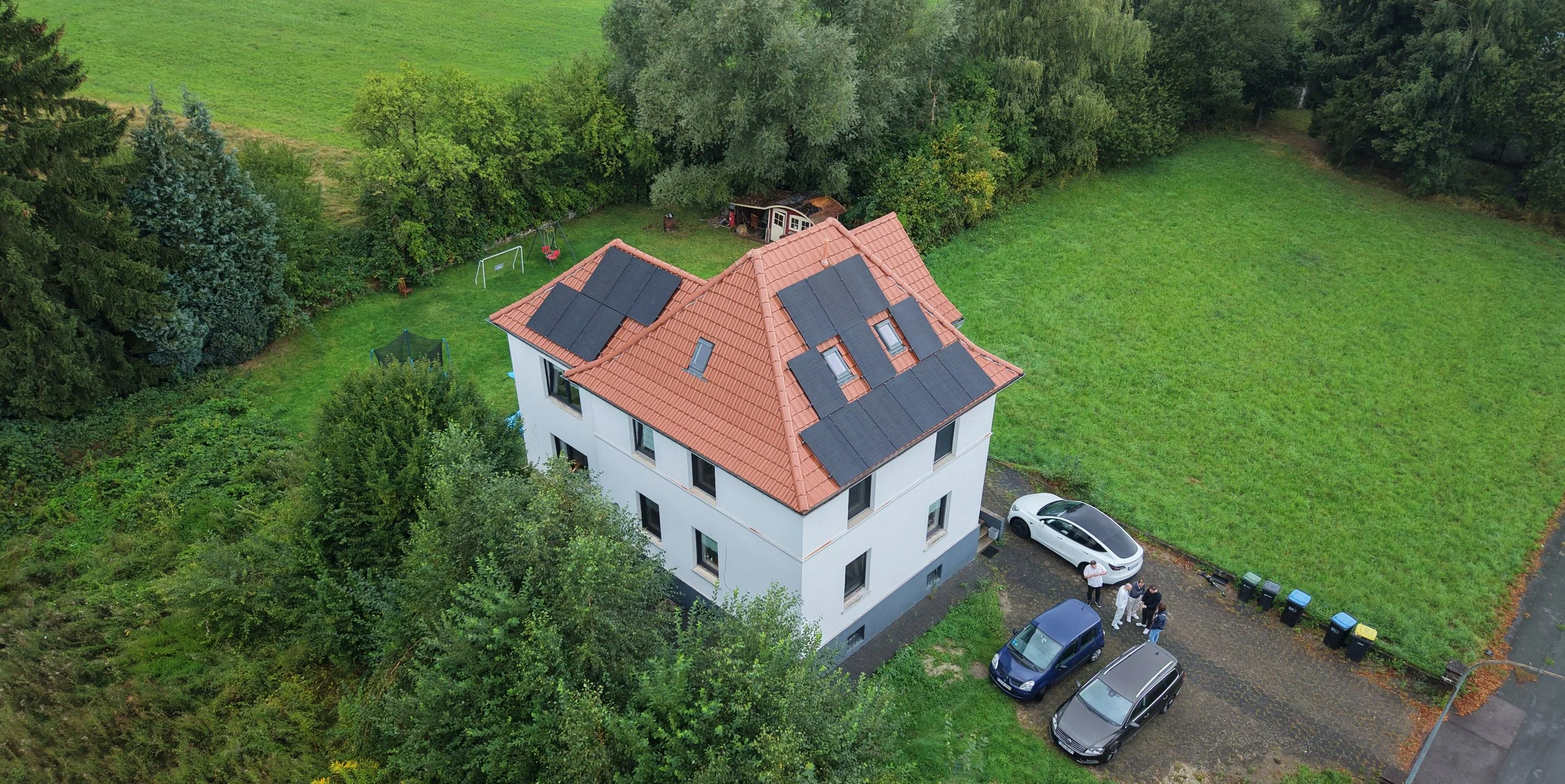 Photovoltaikanlage auf Einfamilienhaus mit Wärmepumpe von homesun solar