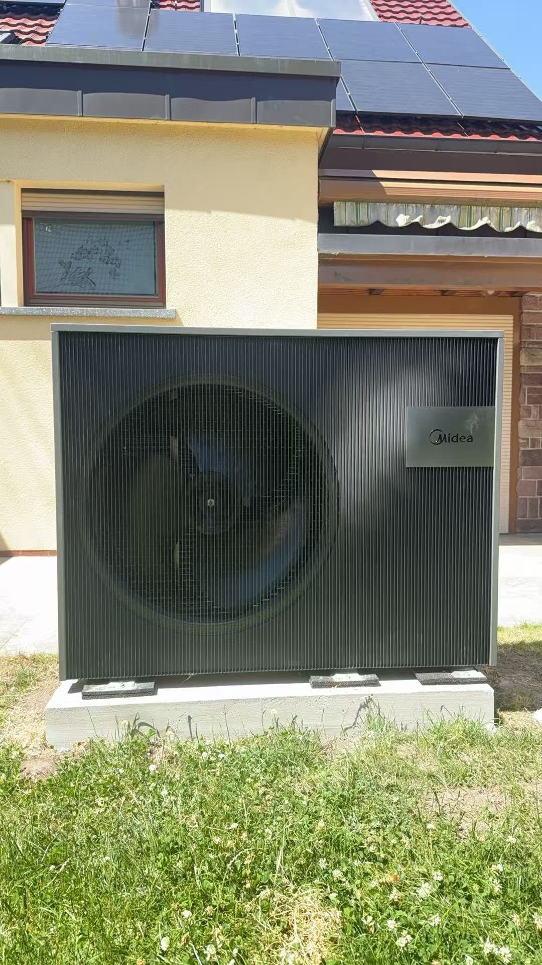 Midea Luft-Wasser-Wärmepumpe mit Photovoltaikanlage an einem Wohnhaus in Bielefeld