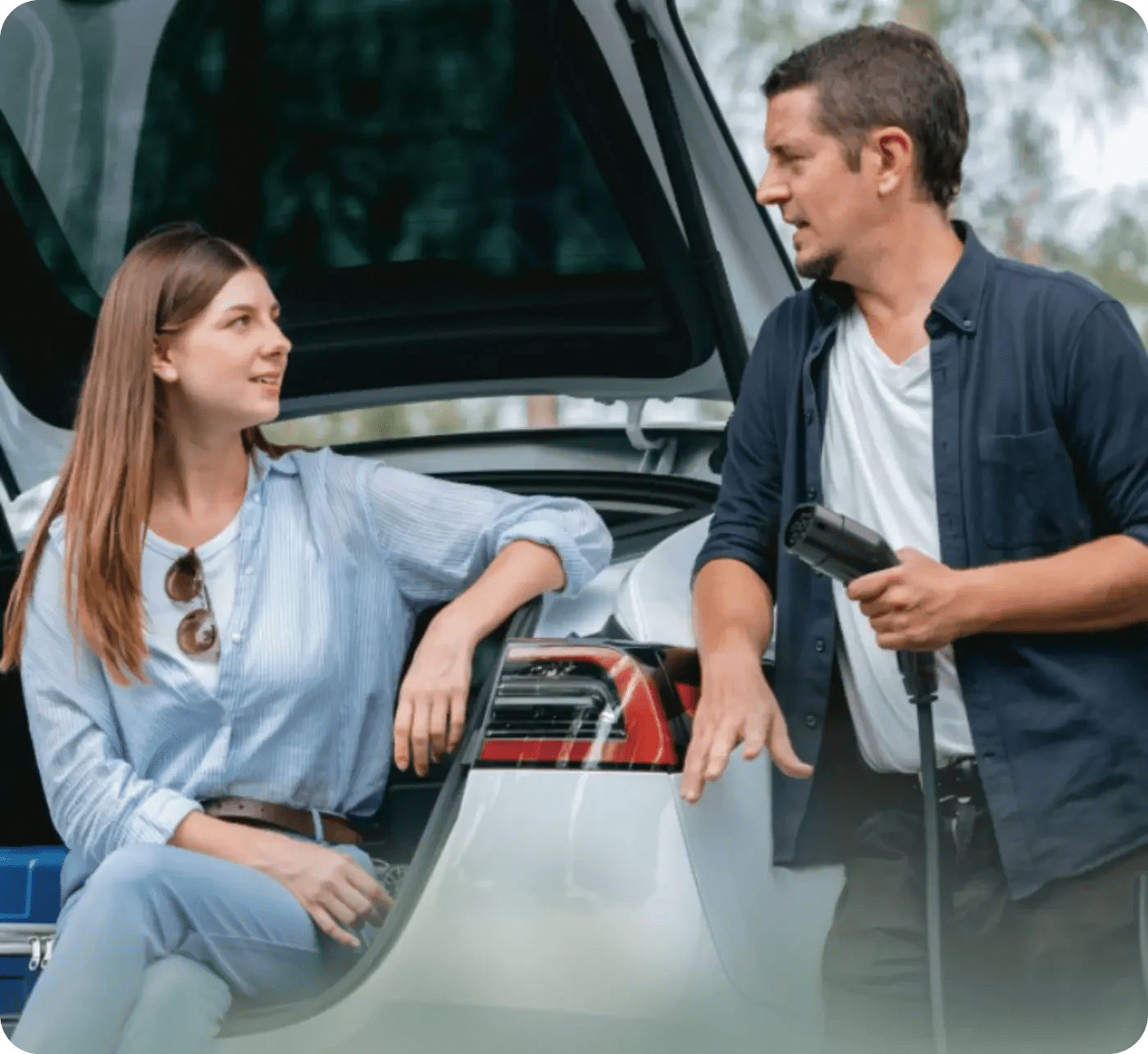 Paar lädt E-Auto mit Wallbox homesun solar"