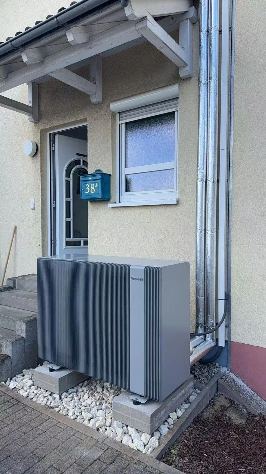 Newntide Luft-Wasser-Wärmepumpe an einem Einfamilienhaus in Bielefeld