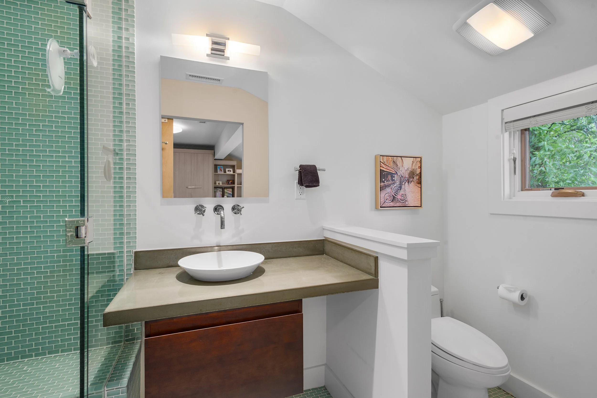Upstairs Guest Bathroom 