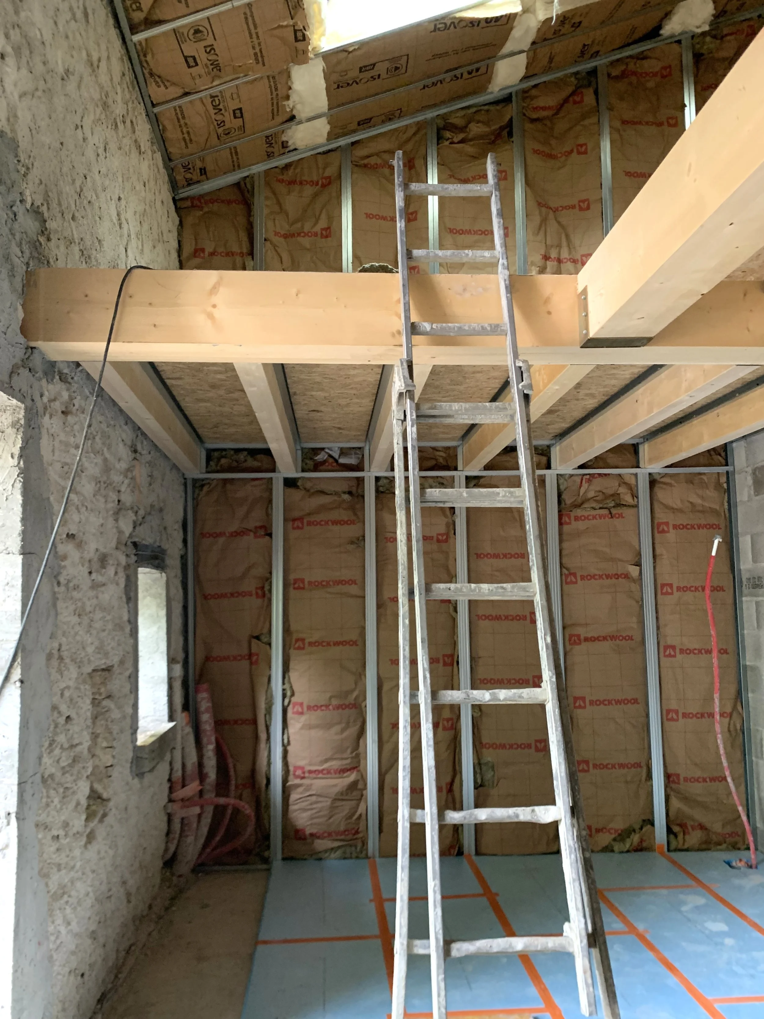 Création d'une mezzanine et isolation intérieure