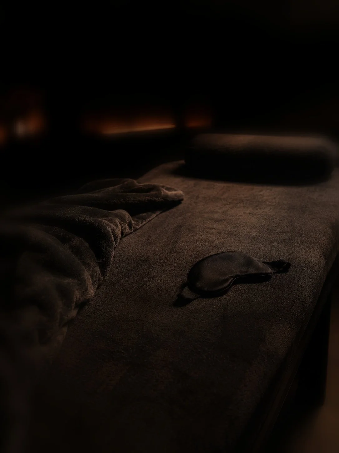 A prepared ritual space with a blindfold waiting for the guest. A private sensory experience for men in Zurich, centred on silence, darkness and deep relaxation.