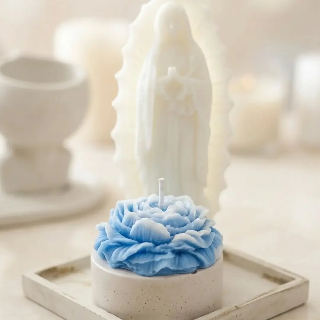 Un espacio sagrado en casa. ✨ Nuestro contenedor artesanal de concreto con tapa de flor no solo decora, sino que se transforma en el joyerito perfecto para proteger tu rosario con total delicadeza. El rinc&oacute;n ideal para tus momentos de oraci&oa