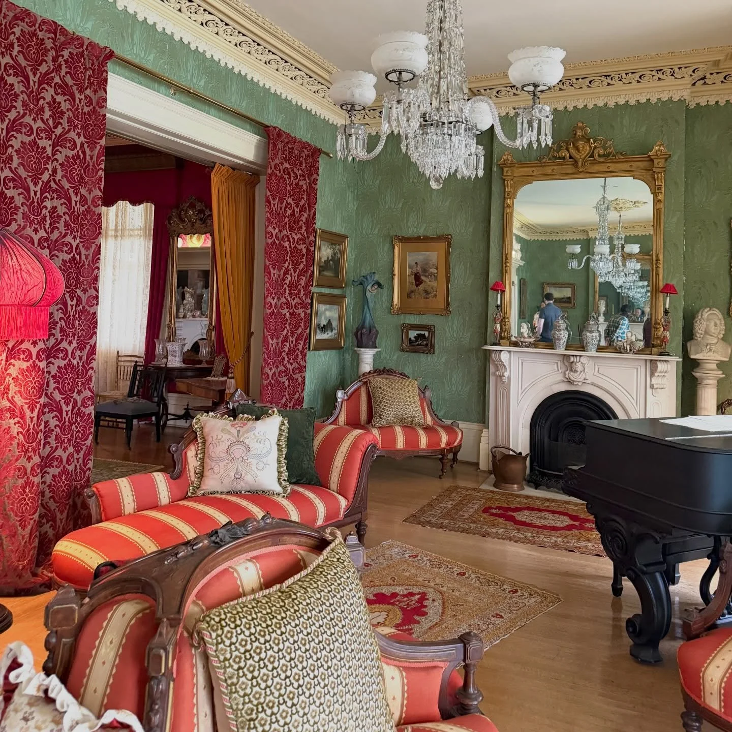 After a recent visit to the spectacular Spadina House here in Toronto, I have decided to dig more into the history of Toronto architecture. On a long wandering walk, I came across this museum, which is FREE btw!🎟️

Spadina House is a 1866 sprawling 