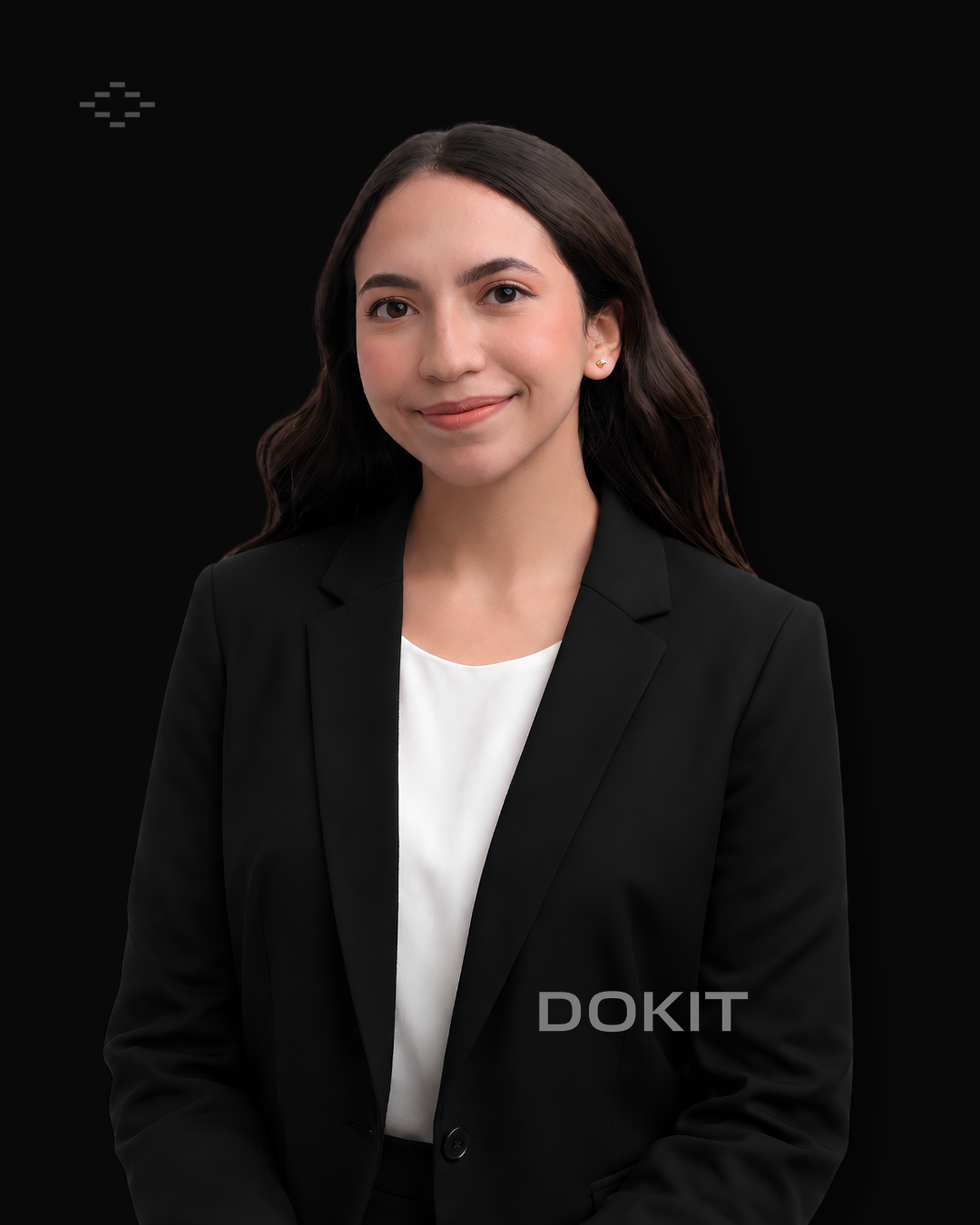 Retrato de una mujer joven con cabello castaño oscuro, sonriendo ligeramente, vestida con saco negro y blusa blanca, en fondo negro.
