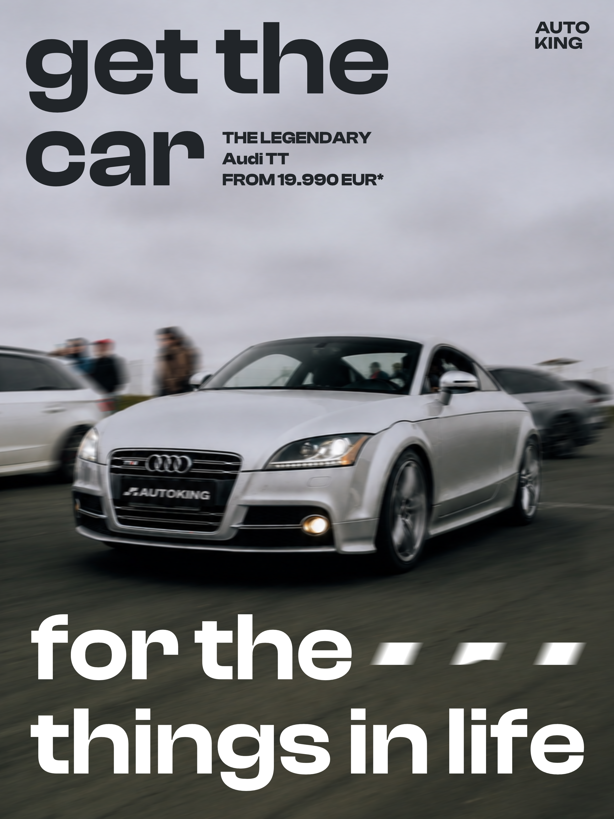 Ein silberner Audi TT fährt auf einer Straße, im Hintergrund sind einige Menschen. Der Text auf dem Bild lautet: 'get the car. AUTO KING. THE LEGENDARY Audi TT FROM 19.990 EUR'.