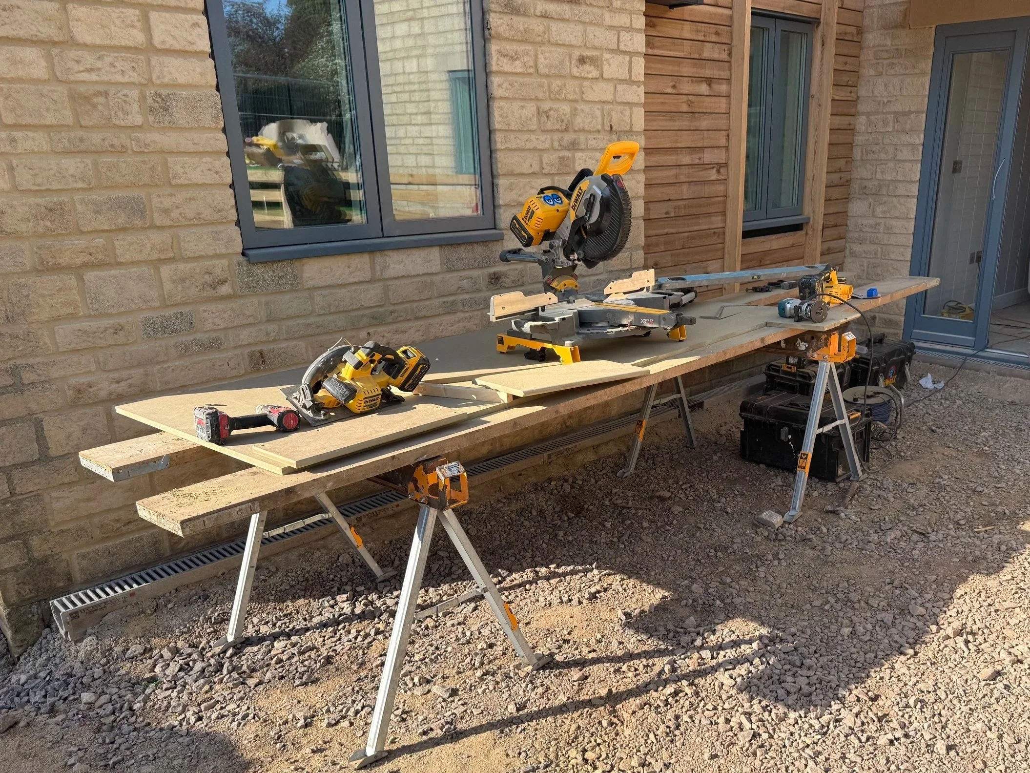 Oranssi carpenter using bench saw