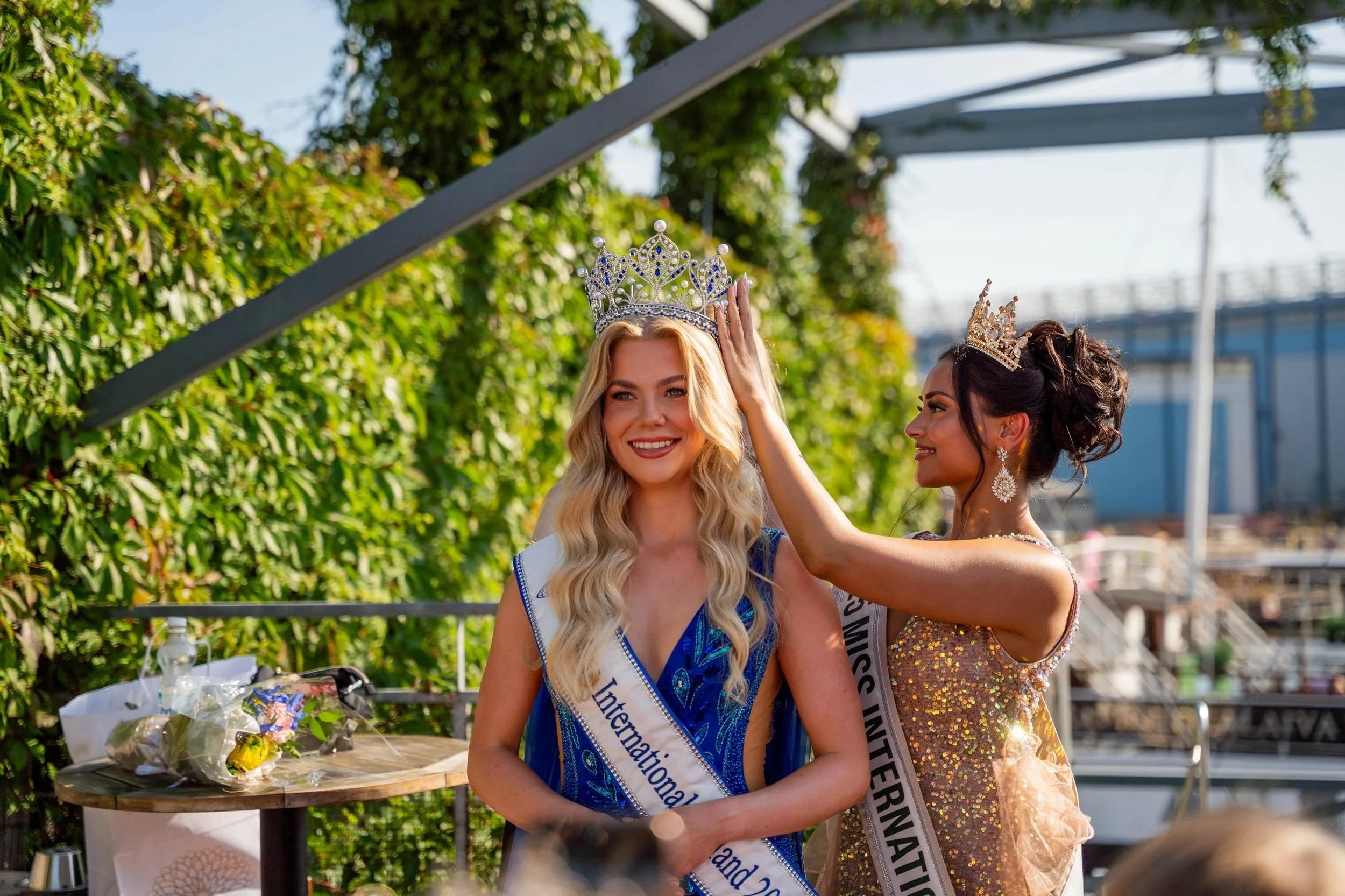 ✨ Palataan viel&auml; hetkeksi Miss International Finland 2026 -kruunajaisten tunnelmiin. 👑

T&auml;m&auml; ilta oli t&auml;ynn&auml; upeita kohtaamisia, iloa ja ikimuistoisia hetki&auml;. Oli ihanaa saada niin moni mukaan juhlistamaan uuden Miss In