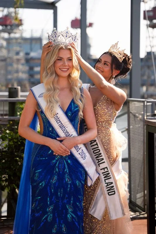 Jenni Karjalainen kruunataan Miss International Finland -edustajaksi Vera Elorannan toimesta satamassa järjestetyssä kruunajaisseremoniassa.