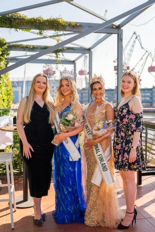 Jenni Karjalainen Miss International Finland 2026, Vera Eloranta Miss international Finland 2025 sekä kansallinen johtaja Taru Mäkipää