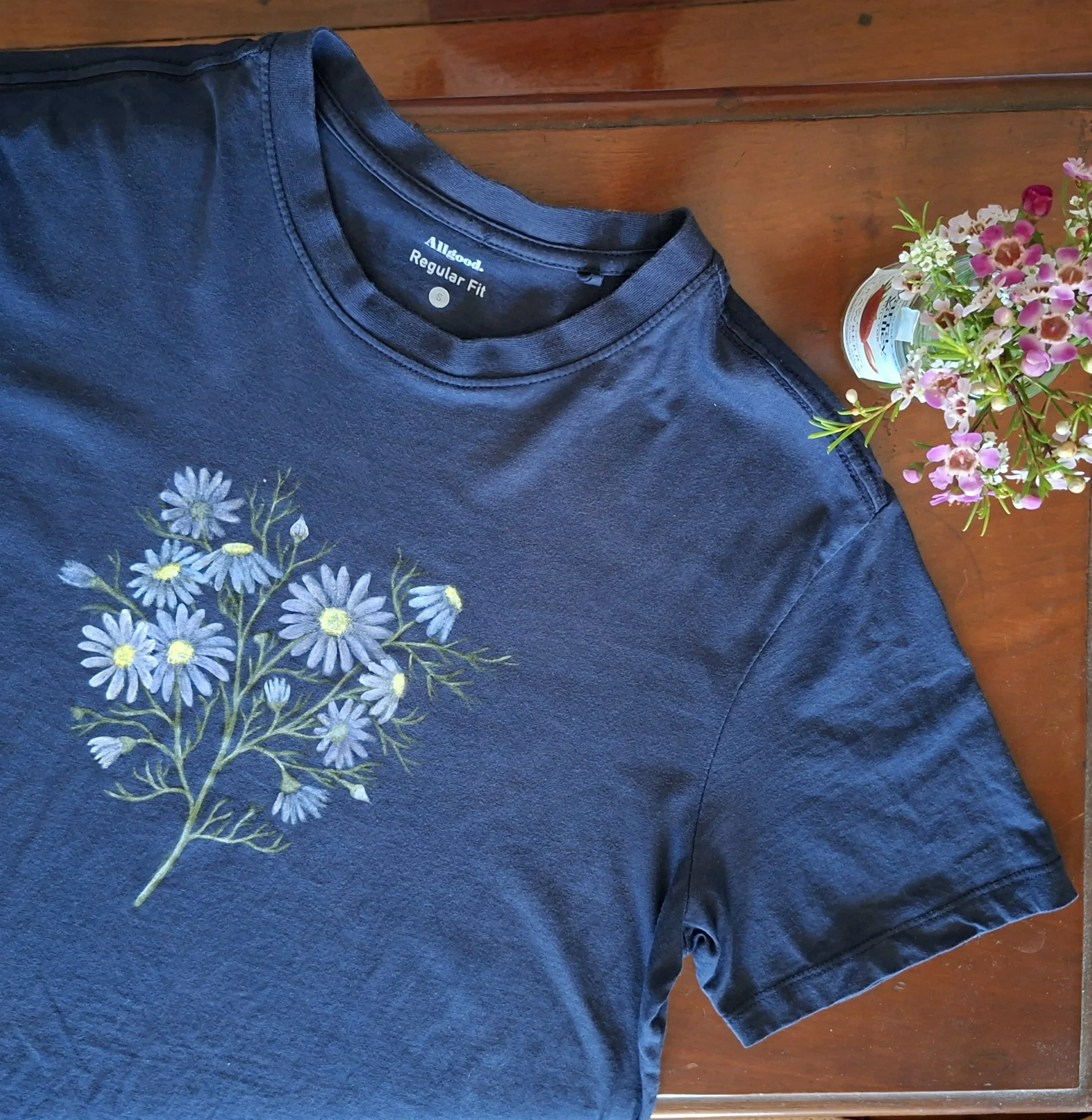 Swan River Daisy T-shirt