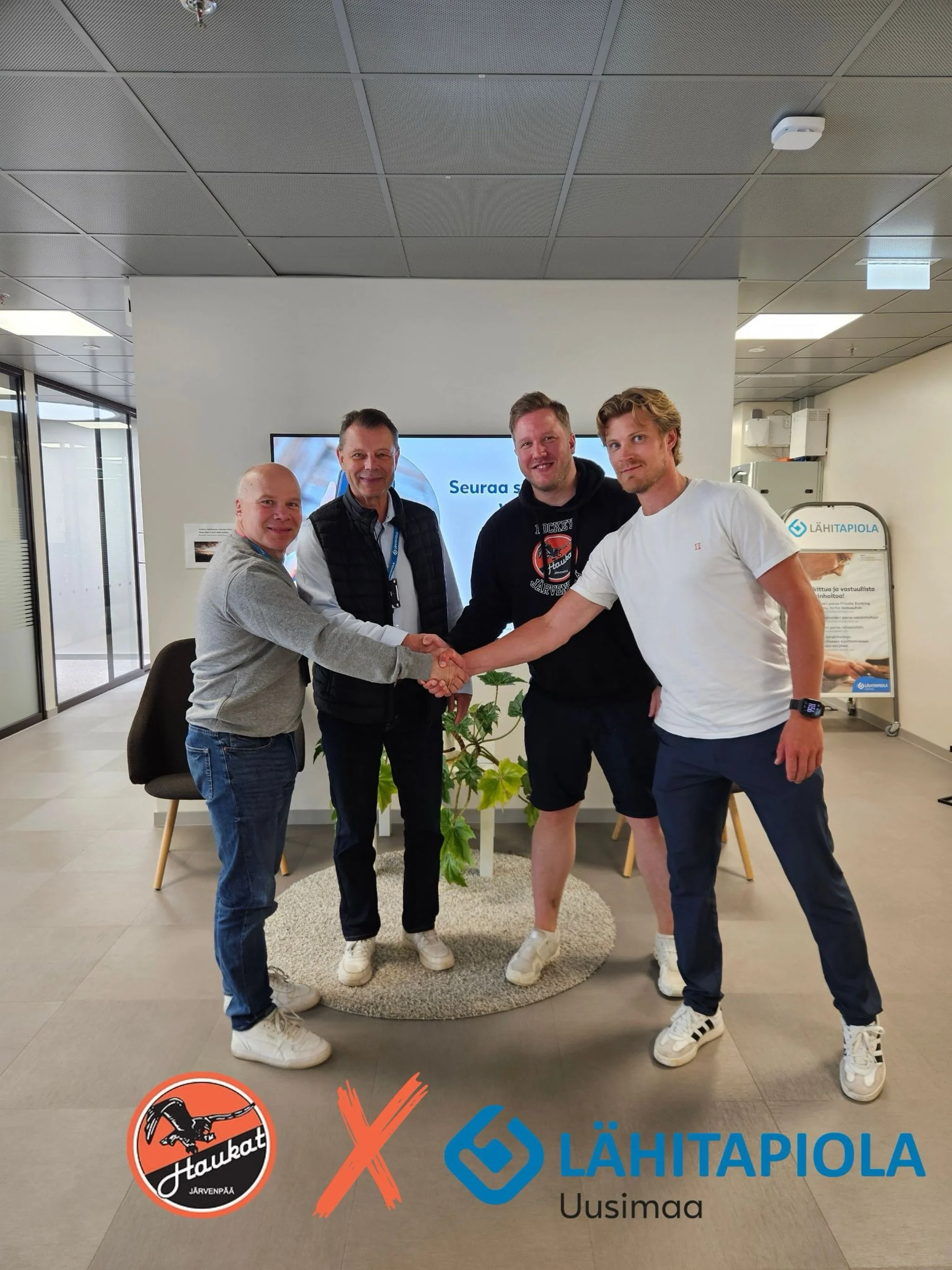 Haukat X @lahitapiola_uusimaa 

L&auml;hiTapiola Uudenmaan kanssa on solmittu kolmen vuoden p&auml;&auml;yhteisty&ouml;kumppanuus ja se tulee n&auml;kym&auml;&auml;n jatkossa otteluissa sek&auml; tapahtumissamme. 🤝

#haukat #suomisarja #l&auml;hitap