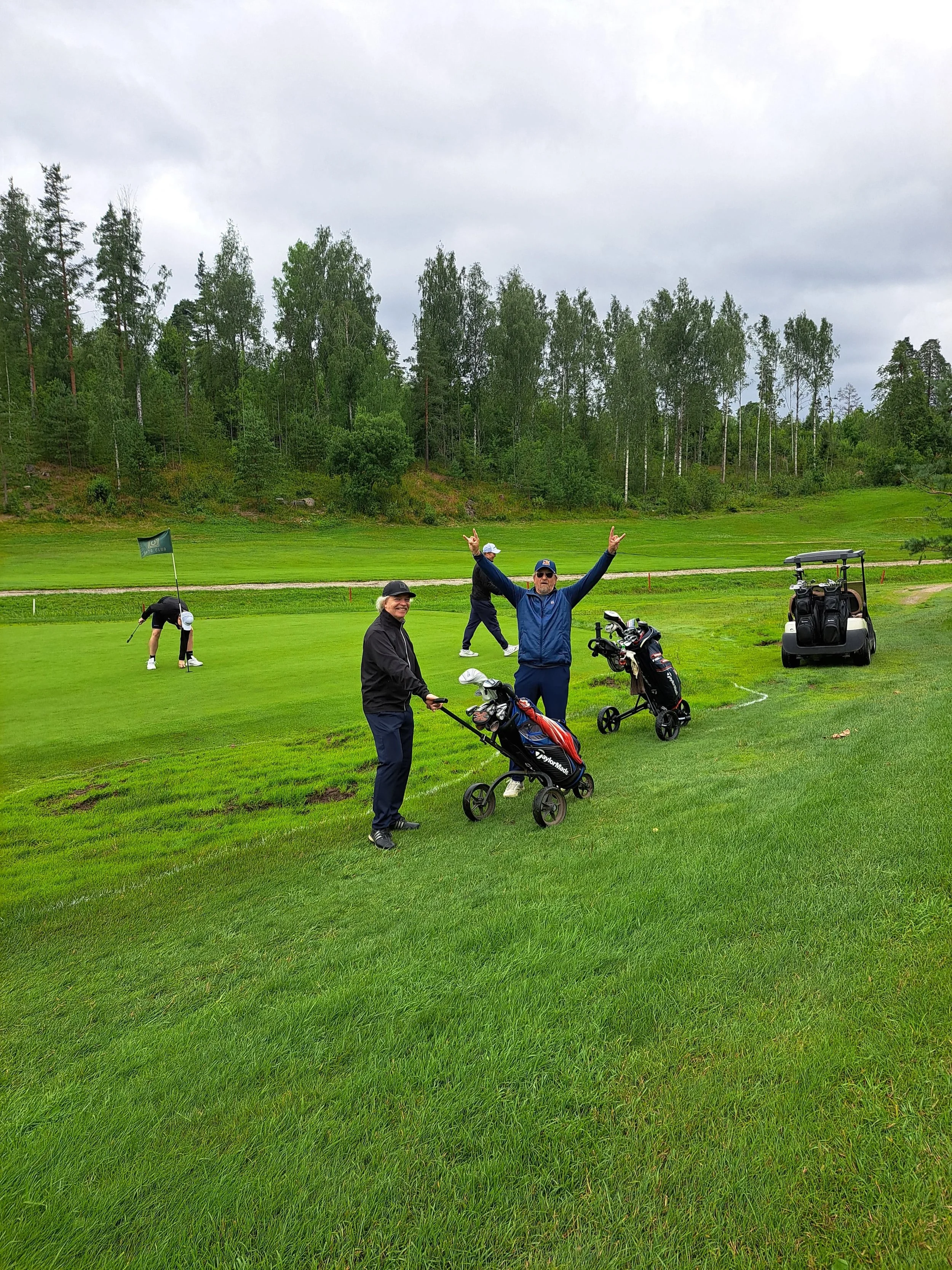 Mukava p&auml;iv&auml; vietetty Haukat golfscramblen parissa!🏌🏽&zwj;♂️⛳️ Kiitos kaikille osallistujille ja toivottavasti n&auml;hd&auml;&auml;n ensi vuonna uudelleen ☀️ 

Kiitos yhteisty&ouml;kumppanit 🤝
@koto_golf 
@intersport_jarvenpaa 
@roofjar