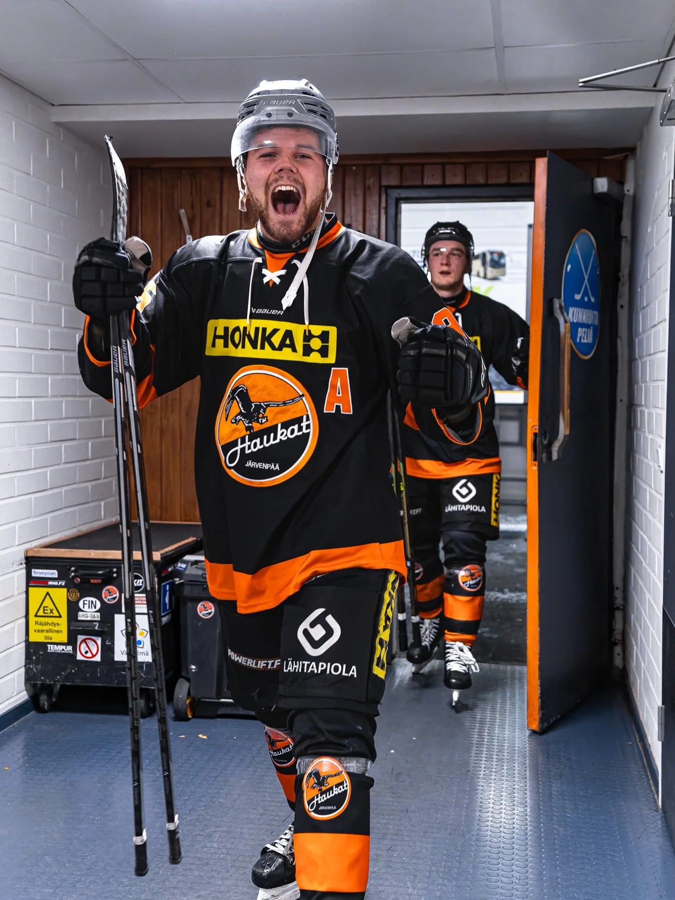 &rdquo;Voittaminen on keskim&auml;&auml;rin mukavampaa kuin h&auml;vi&auml;minen&rdquo;

Eilinen kuvina 😮&zwj;💨 

Ennen ottelua @kehakarhut tuore maailmanmestari @rasmuspaksunen tiputti avauskiekon ja kukitettiin @jkukkatalo toimesta 💪

#haukat #s