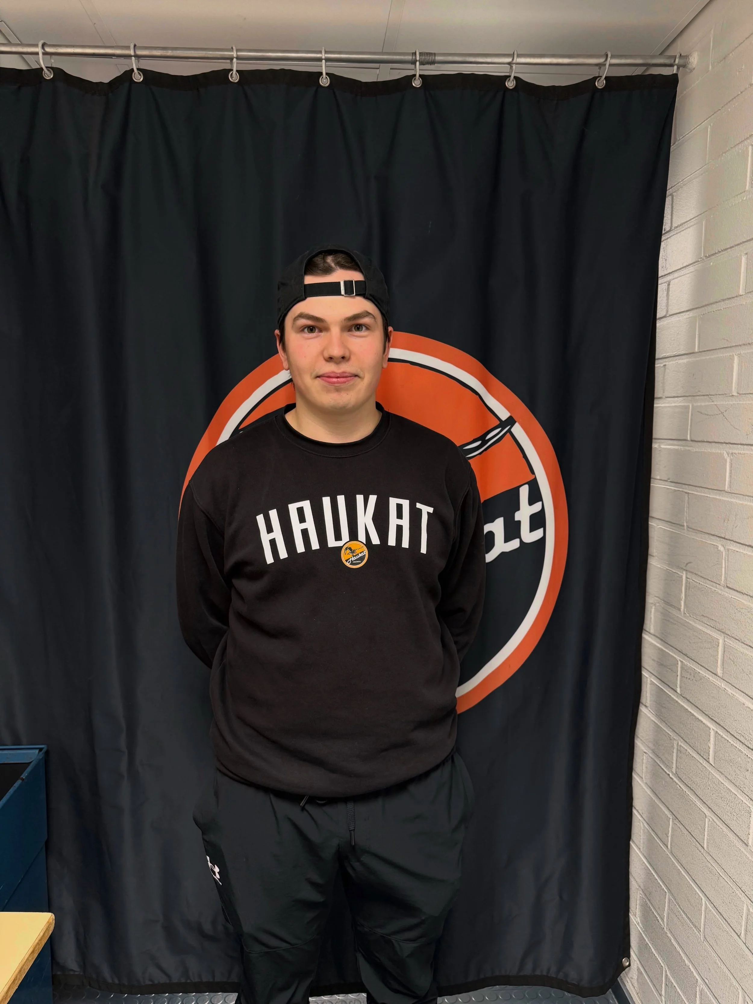Kasper H&auml;m&auml;l&auml;inen toimii kauden 26-27 p&auml;&auml;huoltajana. 💪

Kape on 22-vuotias ja pelannut junnupolkunsa KJT Haukoissa. Viime vuodet ovat menneet opiskelujen parissa ja nyt huoltajana edarissa. 

#haukat #suomisarja