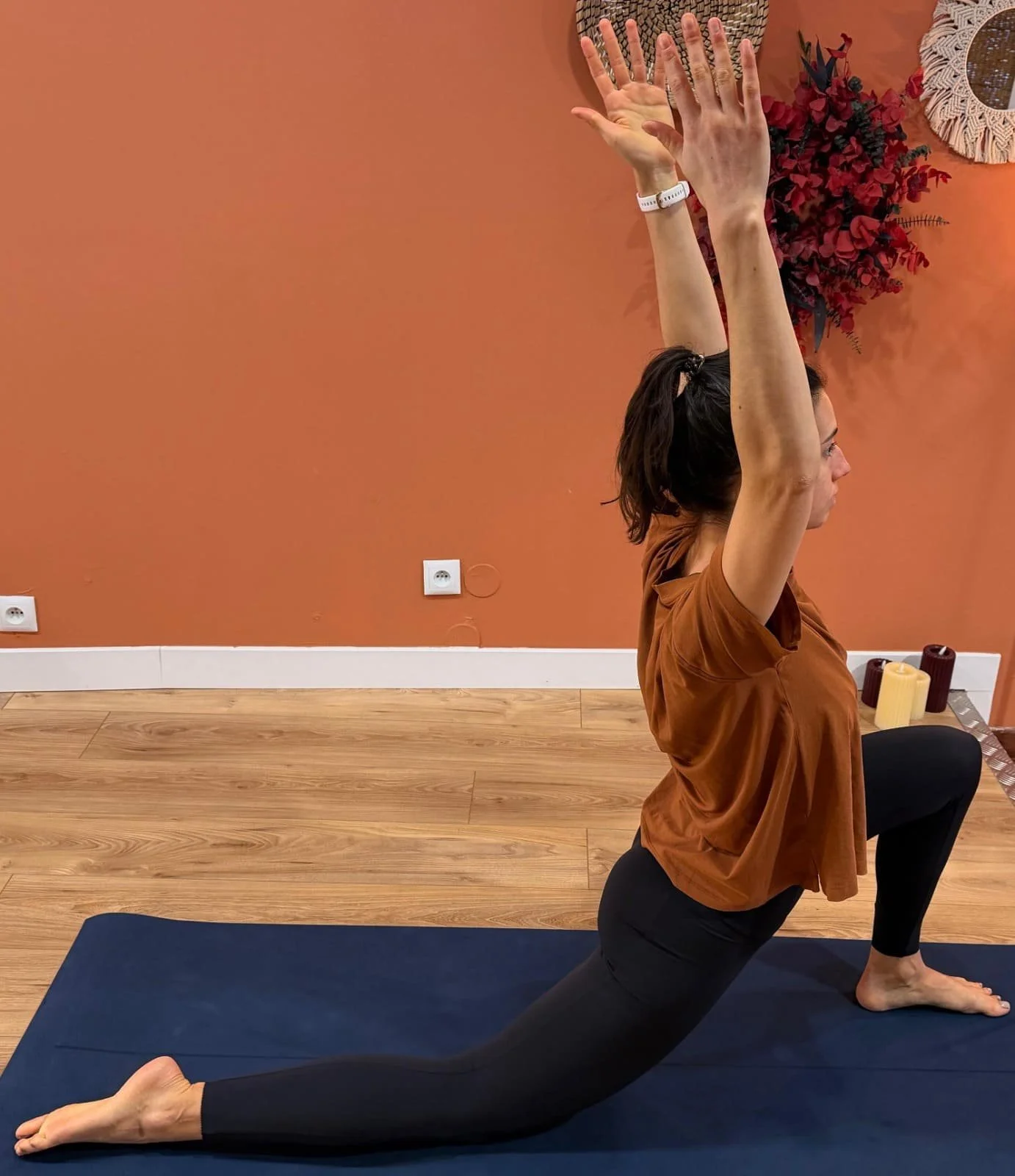 Femme pratiquant du Pilates sur un tapis