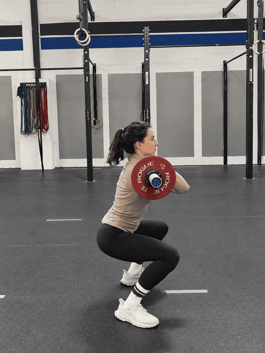 Femme pratiquant la musculation avec une barre d'haltérophilie