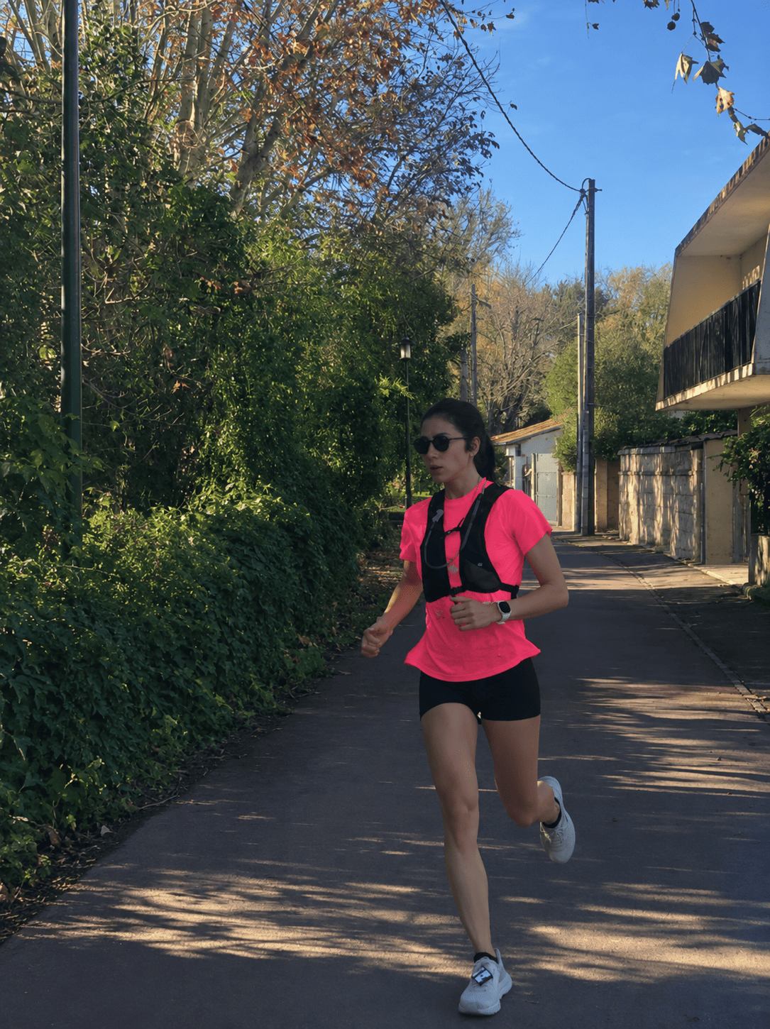 Femme qui fait de la course à pied dans une rue