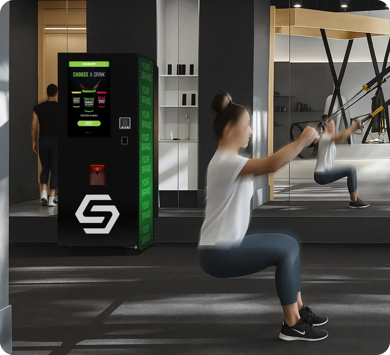 Une machine de boissons automatisée à côté d'une salle de sport où deux femmes s'entraînent et une autre marche. Une femme dans la salle de sport fait un exercice de tiraillement avec des cordes. La machine propose de choisir une boisson protéinée ou un shake après l'exercice.