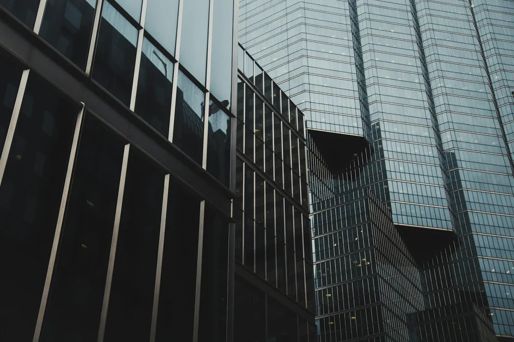 Modern downtown Chicago office towers representing an innovative insurance brokerage Chicago firm focused on long-term risk management and client value.